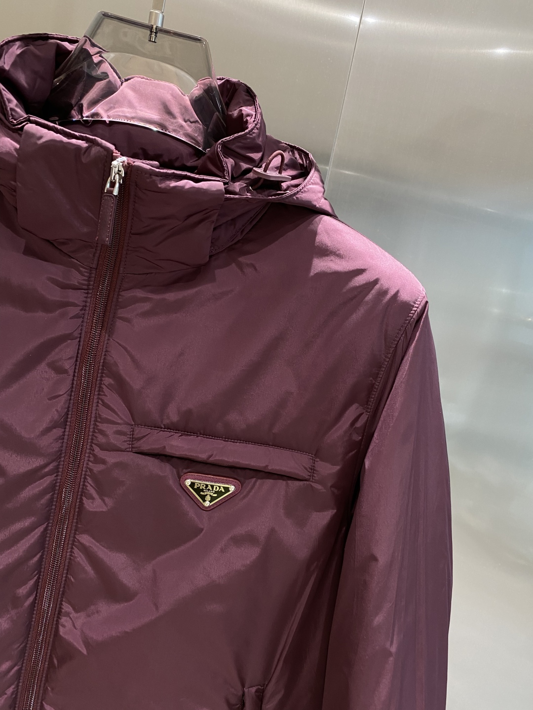 《𝙉𝙚𝙬🤍🖤普家》PRADA2025最新款时尚羽绒服设计师款棉服外套.处处细节显工艺足够的高级 结构性剪
