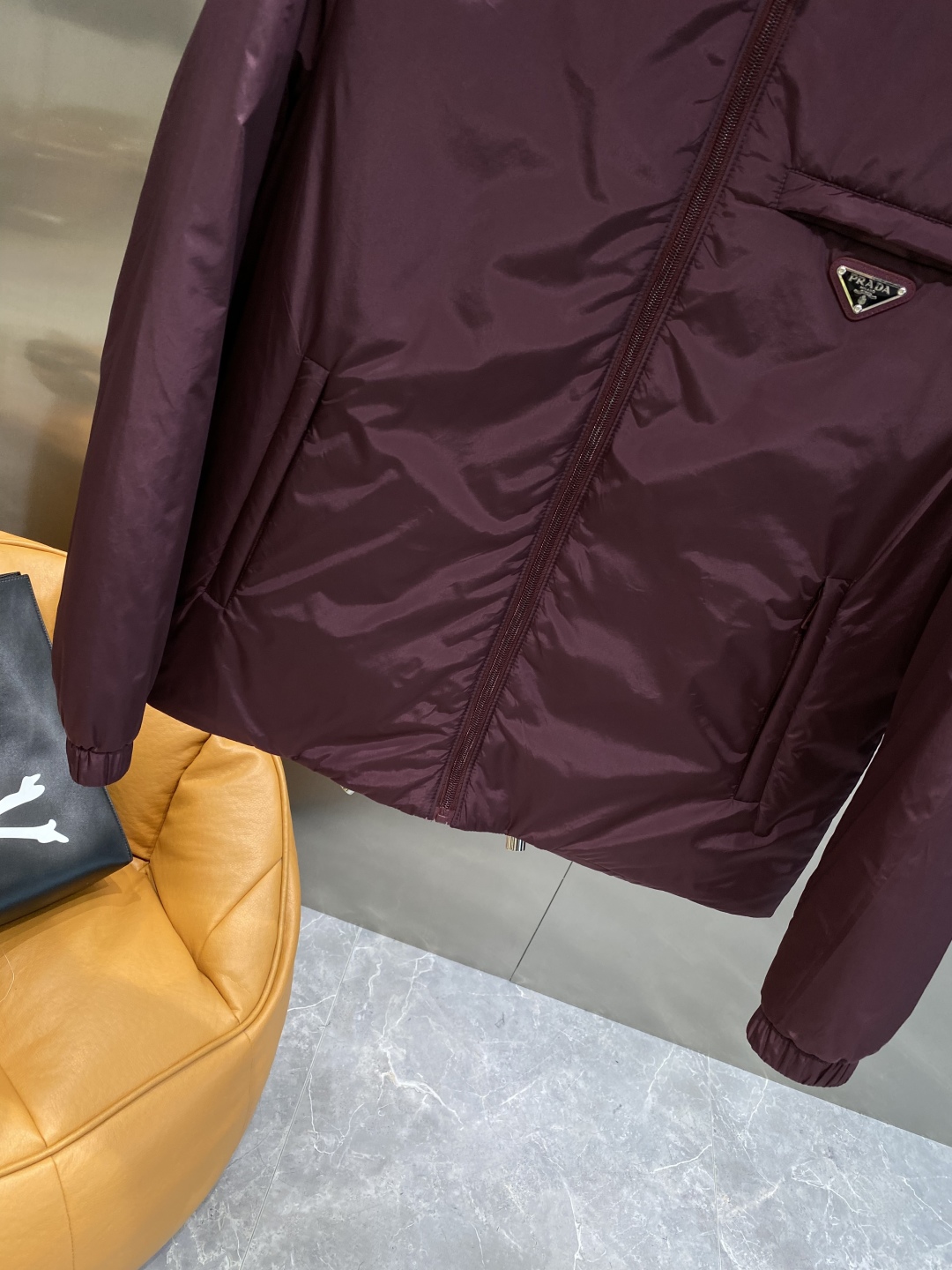 《𝙉𝙚𝙬🤍🖤普家》PRADA2025最新款时尚羽绒服设计师款棉服外套.处处细节显工艺足够的高级 结构性剪