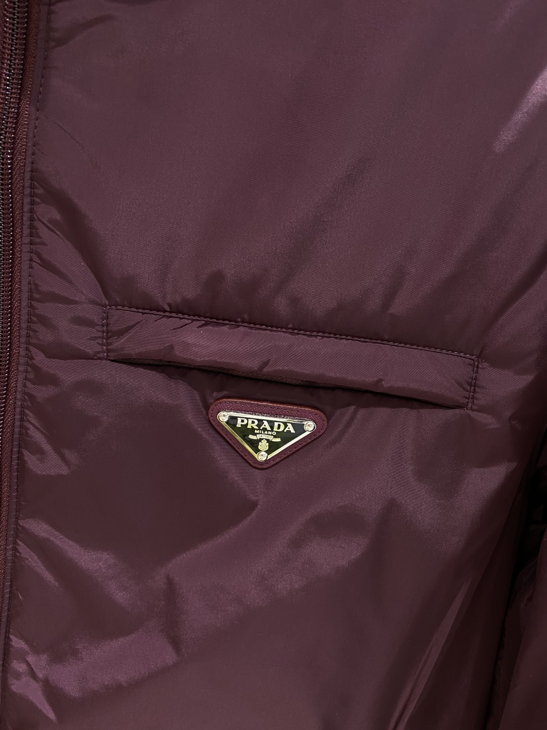 《𝙉𝙚𝙬🤍🖤普家》PRADA2025最新款时尚羽绒服设计师款棉服外套.处处细节显工艺足够的高级 结构性剪
