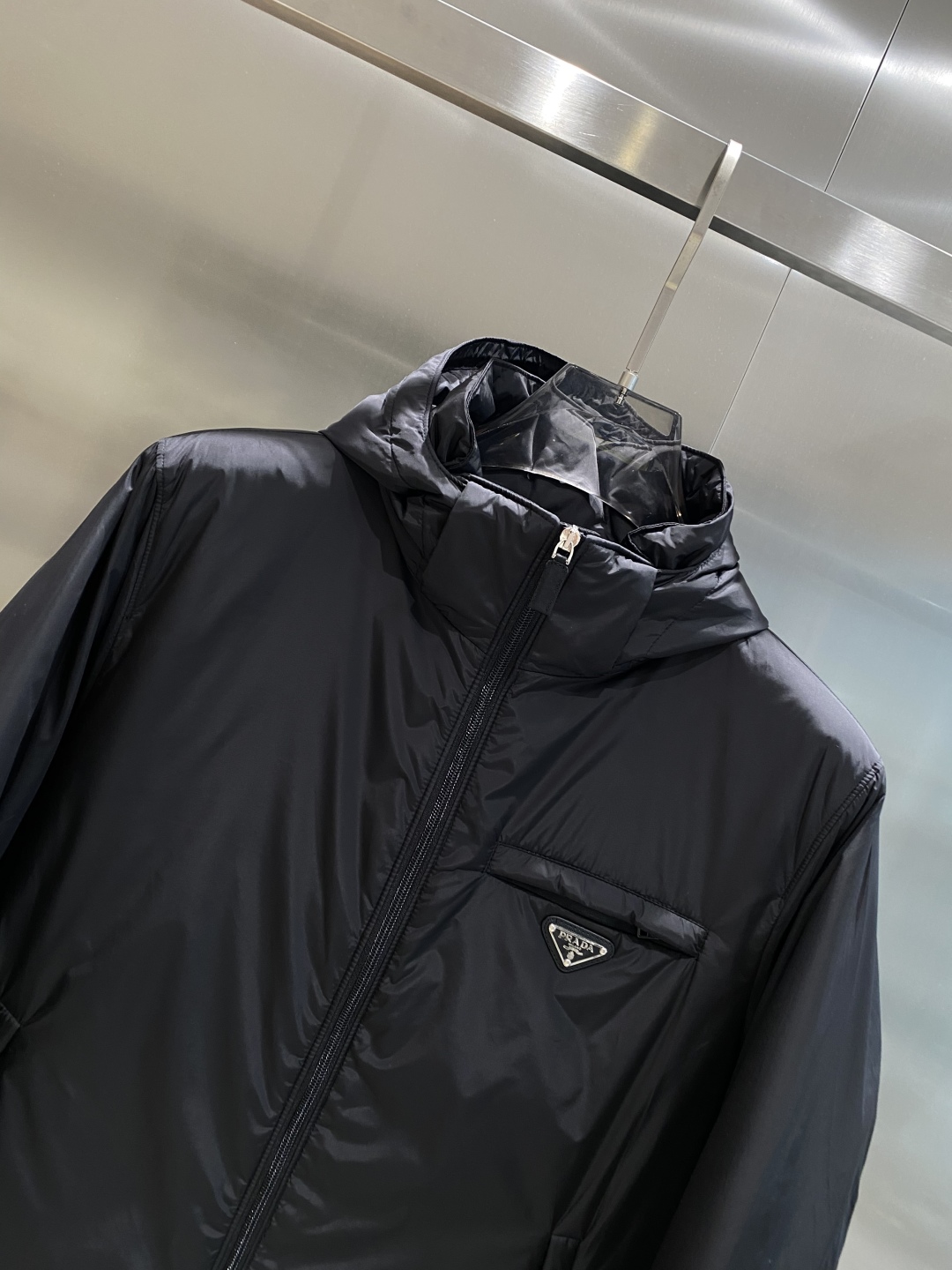 《𝙉𝙚𝙬🤍🖤普家》PRADA2025最新款时尚羽绒服设计师款棉服外套.处处细节显工艺足够的高级 结构性剪