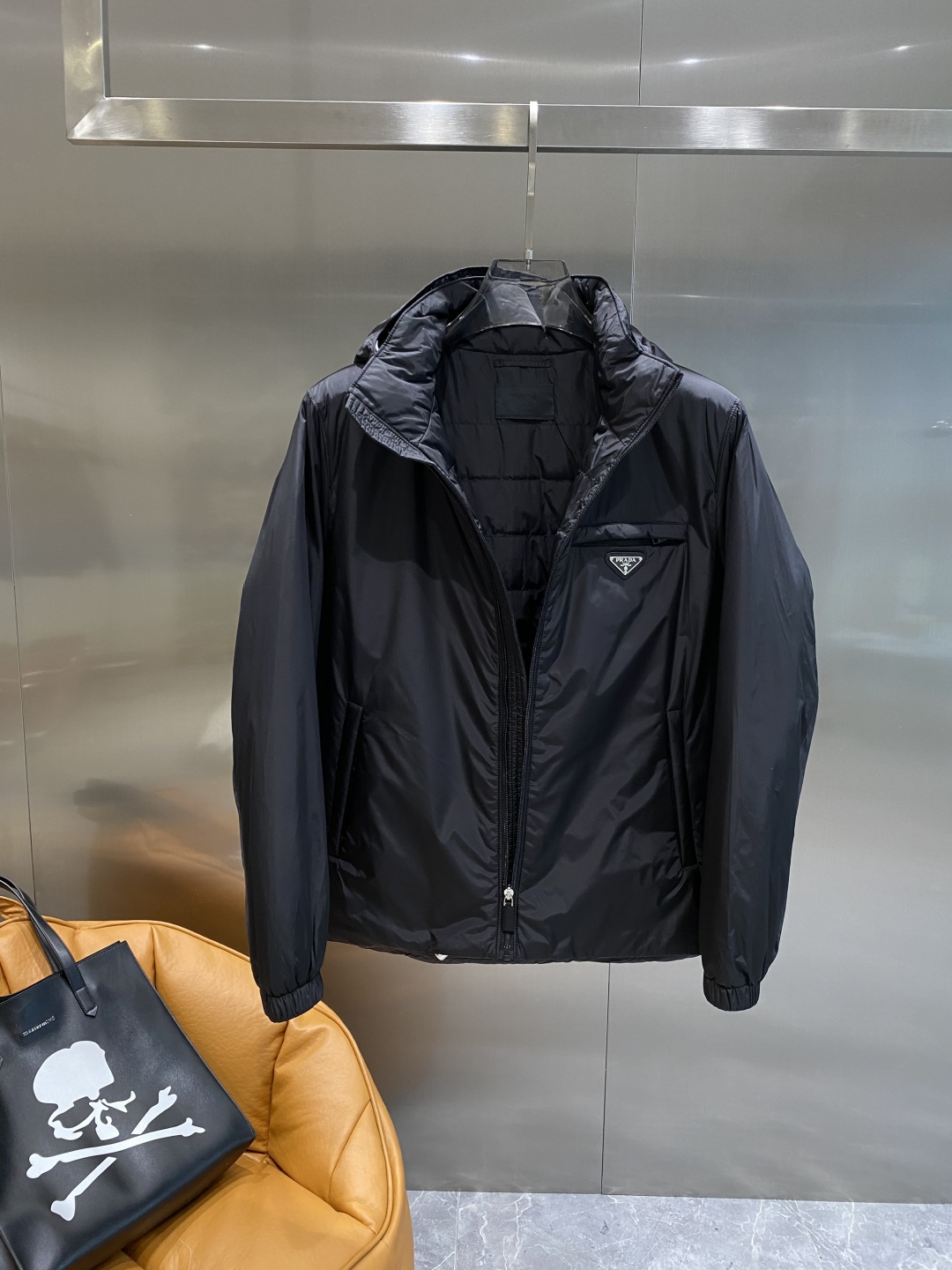 《𝙉𝙚𝙬🤍🖤普家》PRADA2025最新款时尚羽绒服设计师款棉服外套.处处细节显工艺足够的高级 结构性剪