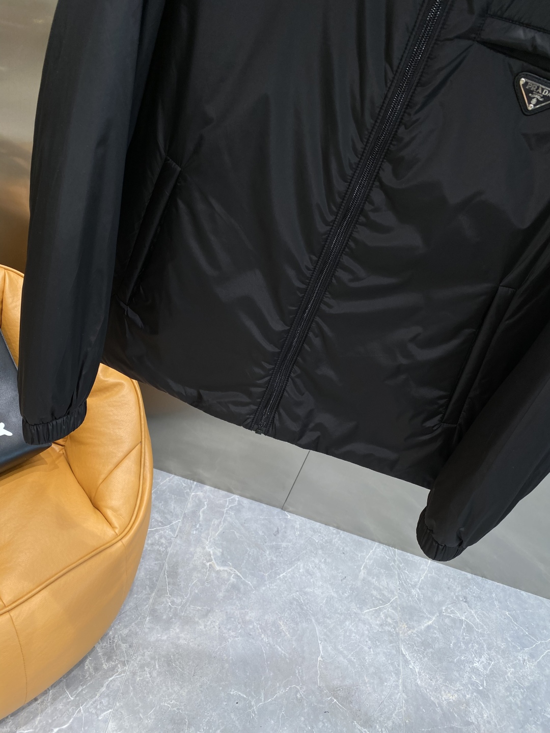 《𝙉𝙚𝙬🤍🖤普家》PRADA2025最新款时尚羽绒服设计师款棉服外套.处处细节显工艺足够的高级 结构性剪