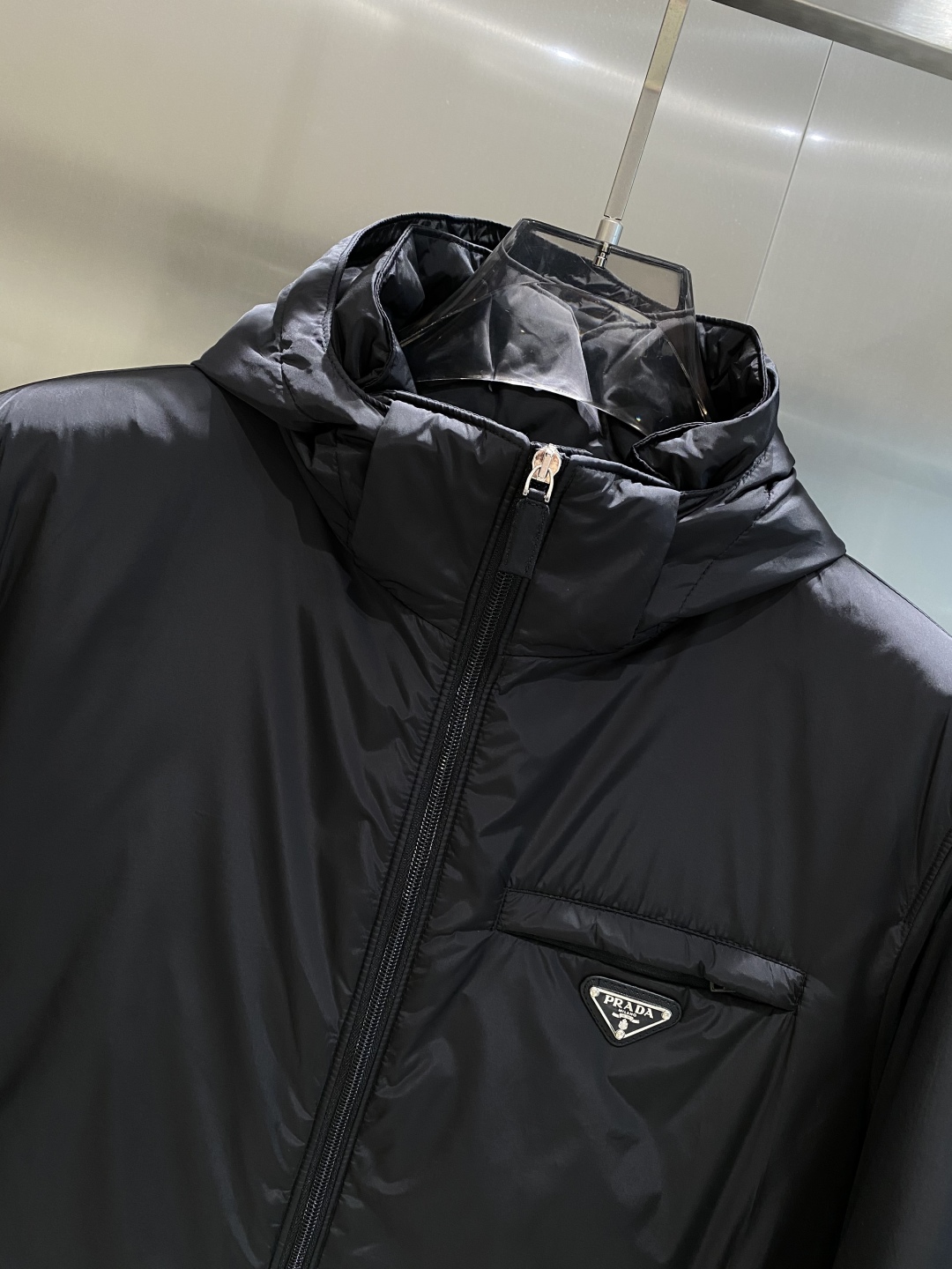 《𝙉𝙚𝙬🤍🖤普家》PRADA2025最新款时尚羽绒服设计师款棉服外套.处处细节显工艺足够的高级 结构性剪