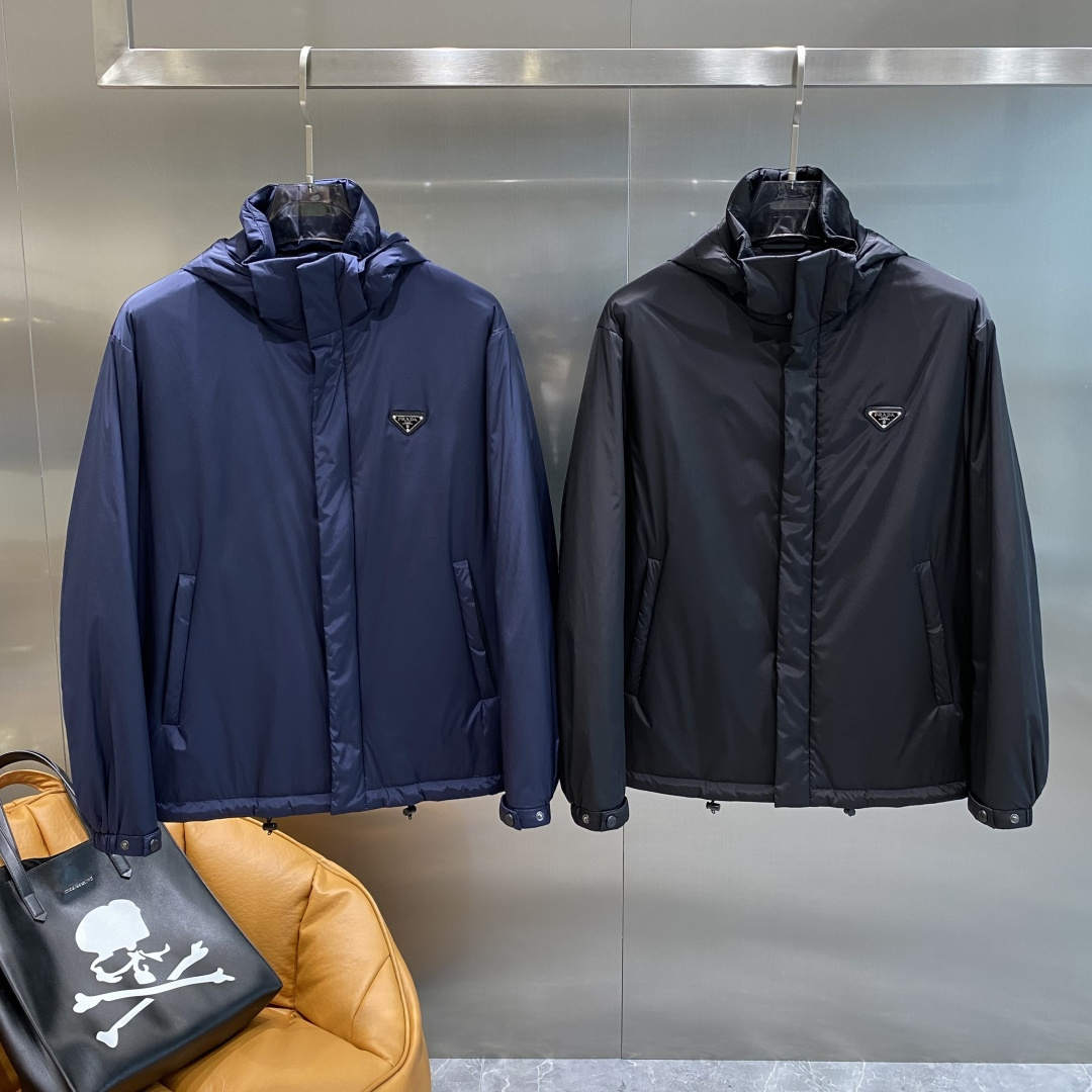 《𝙉𝙚𝙬🤍🖤普家》PRADA2025最新款时尚设计师款棉服外套.处处细节显工艺足够的高级 结构性剪裁的设