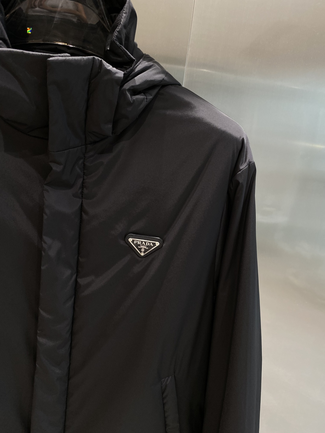 《𝙉𝙚𝙬🤍🖤普家》PRADA2025最新款时尚设计师款棉服外套.处处细节显工艺足够的高级 结构性剪裁的设