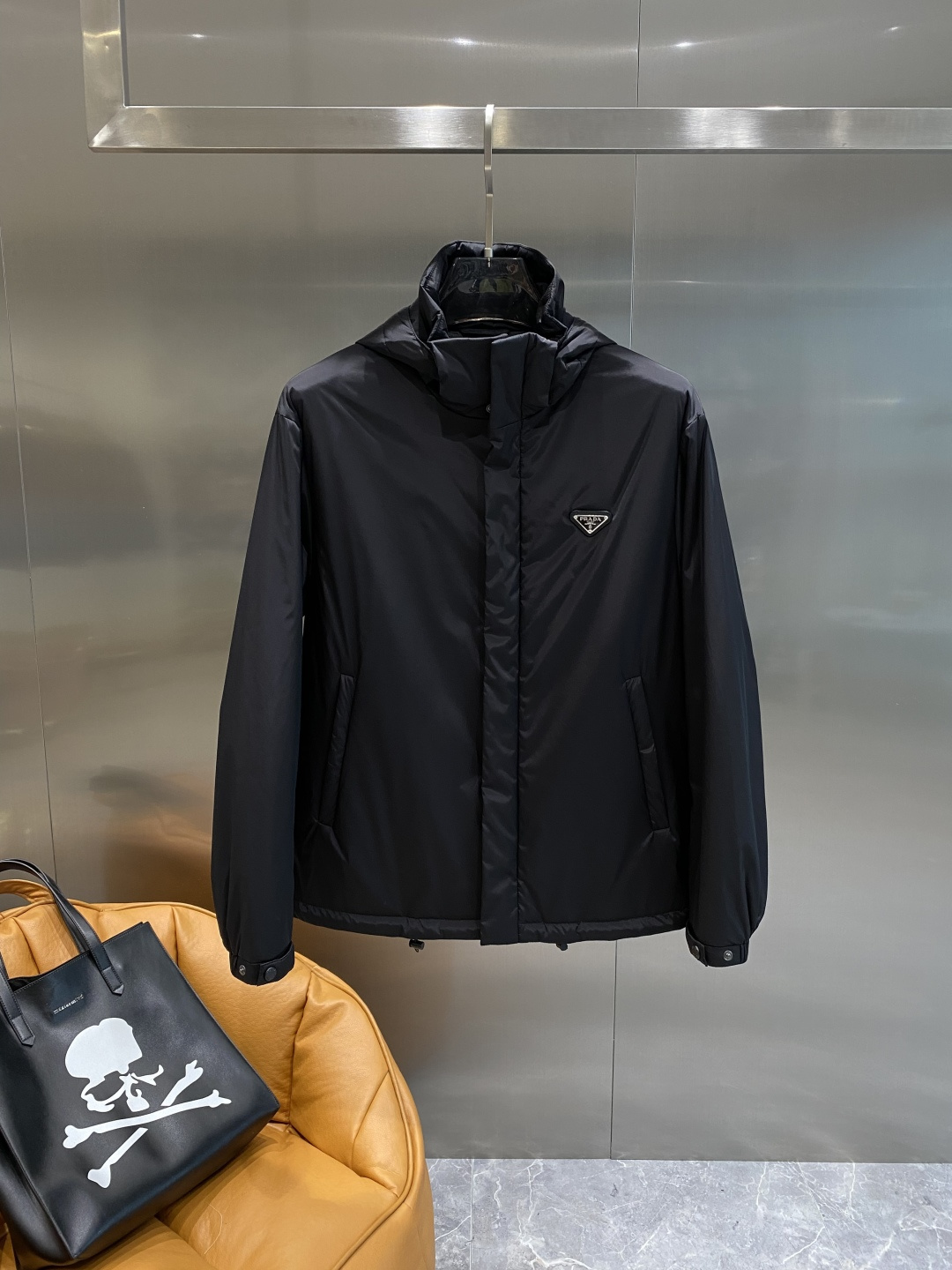 《𝙉𝙚𝙬🤍🖤普家》PRADA2025最新款时尚设计师款棉服外套.处处细节显工艺足够的高级 结构性剪裁的设