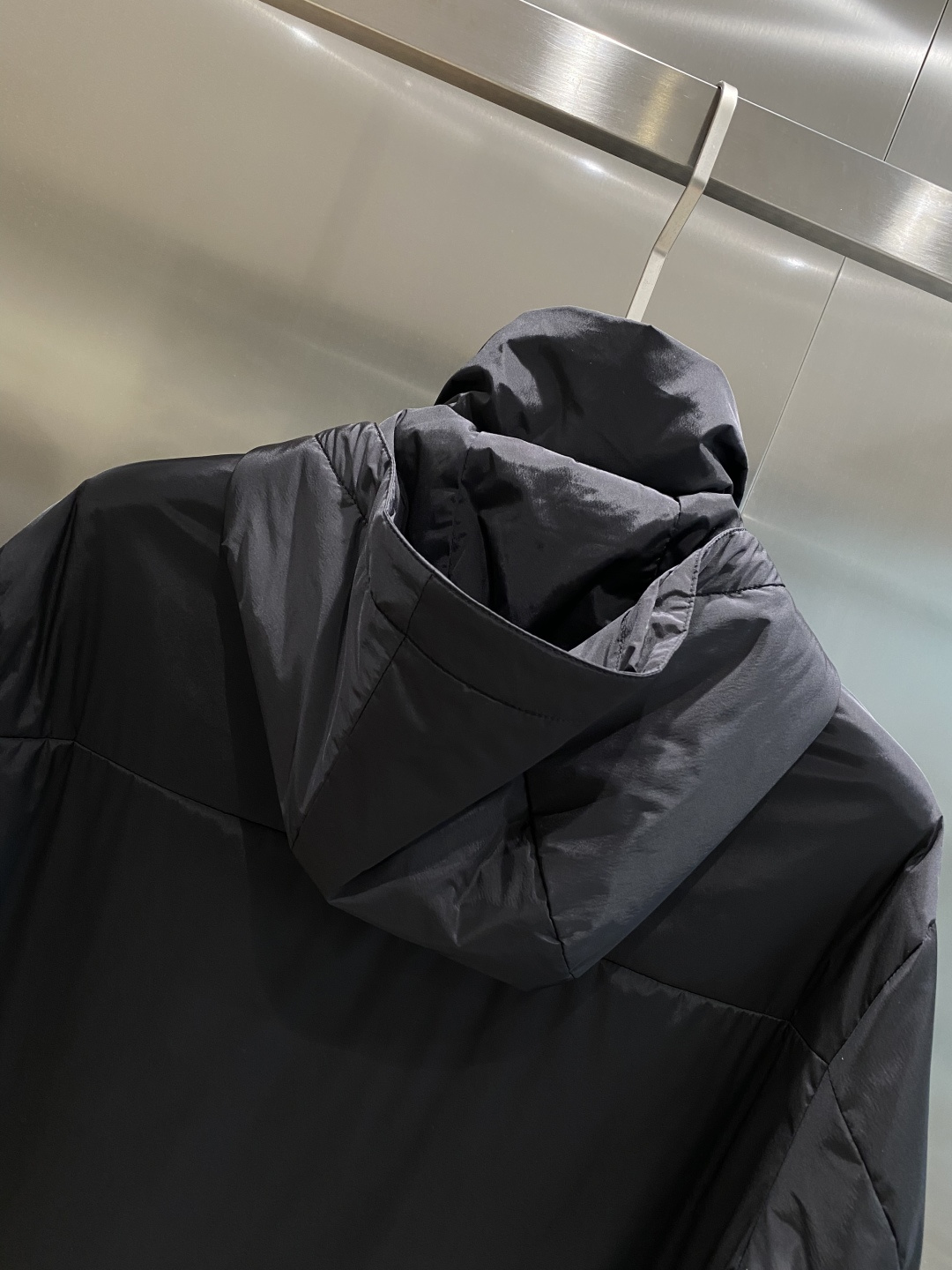 《𝙉𝙚𝙬🤍🖤普家》PRADA2025最新款时尚设计师款棉服外套.处处细节显工艺足够的高级 结构性剪裁的设