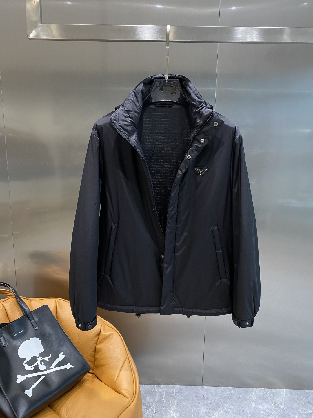 《𝙉𝙚𝙬🤍🖤普家》PRADA2025最新款时尚设计师款棉服外套.处处细节显工艺足够的高级 结构性剪裁的设