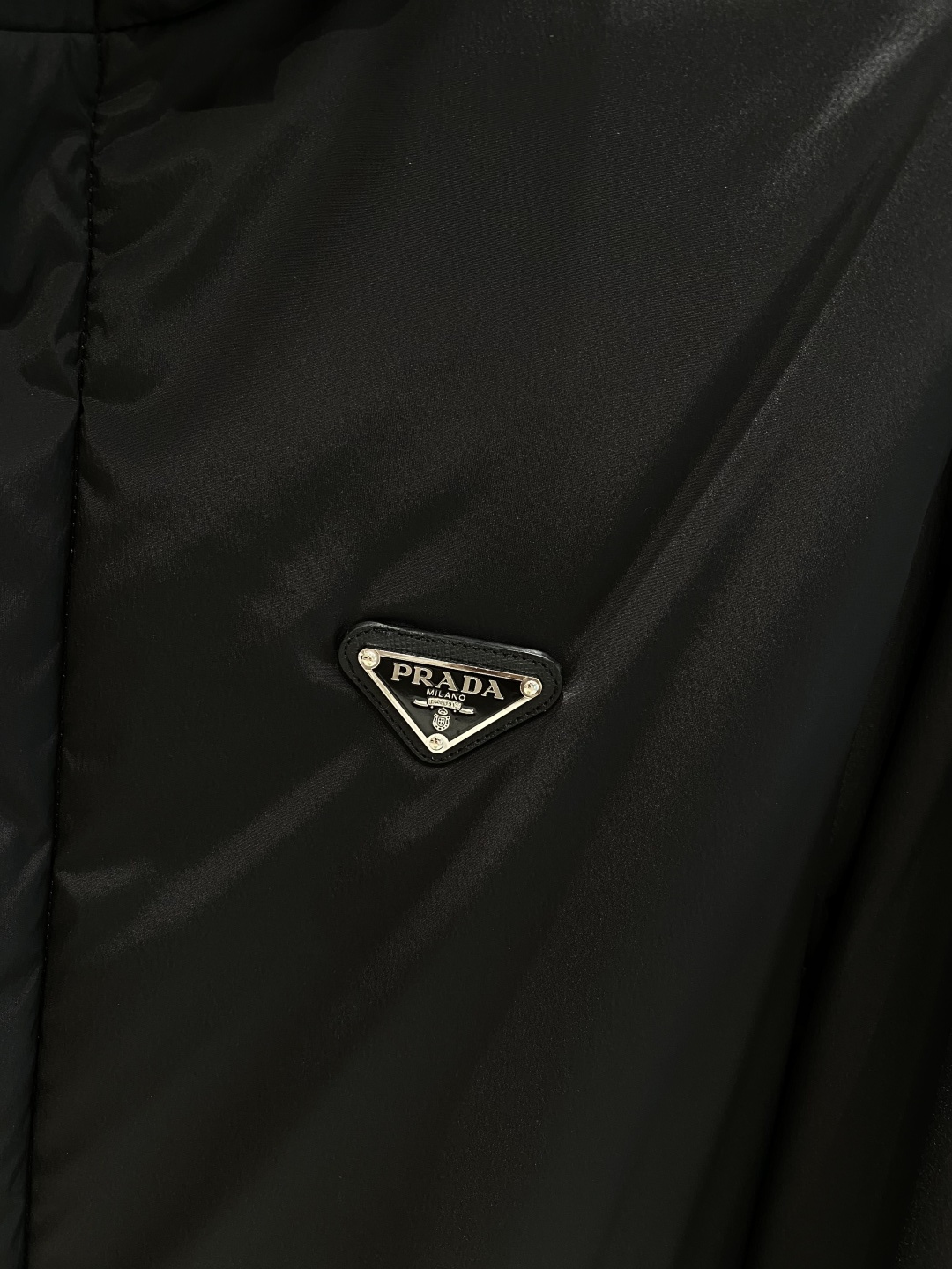 《𝙉𝙚𝙬🤍🖤普家》PRADA2025最新款时尚设计师款棉服外套.处处细节显工艺足够的高级 结构性剪裁的设