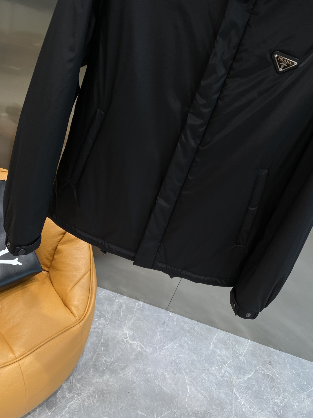 《𝙉𝙚𝙬🤍🖤普家》PRADA2025最新款时尚设计师款棉服外套.处处细节显工艺足够的高级 结构性剪裁的设