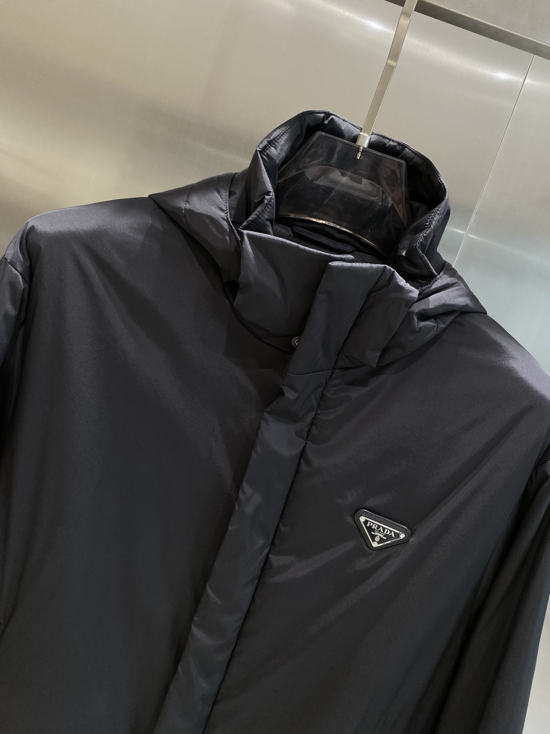 《𝙉𝙚𝙬🤍🖤普家》PRADA2025最新款时尚设计师款棉服外套.处处细节显工艺足够的高级 结构性剪裁的设