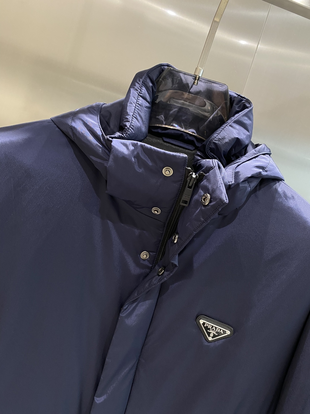 《𝙉𝙚𝙬🤍🖤普家》PRADA2025最新款时尚设计师款棉服外套.处处细节显工艺足够的高级 结构性剪裁的设