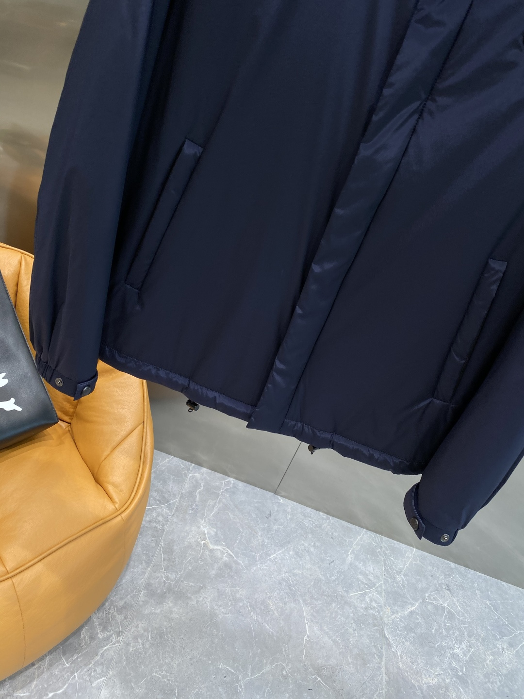 《𝙉𝙚𝙬🤍🖤普家》PRADA2025最新款时尚设计师款棉服外套.处处细节显工艺足够的高级 结构性剪裁的设