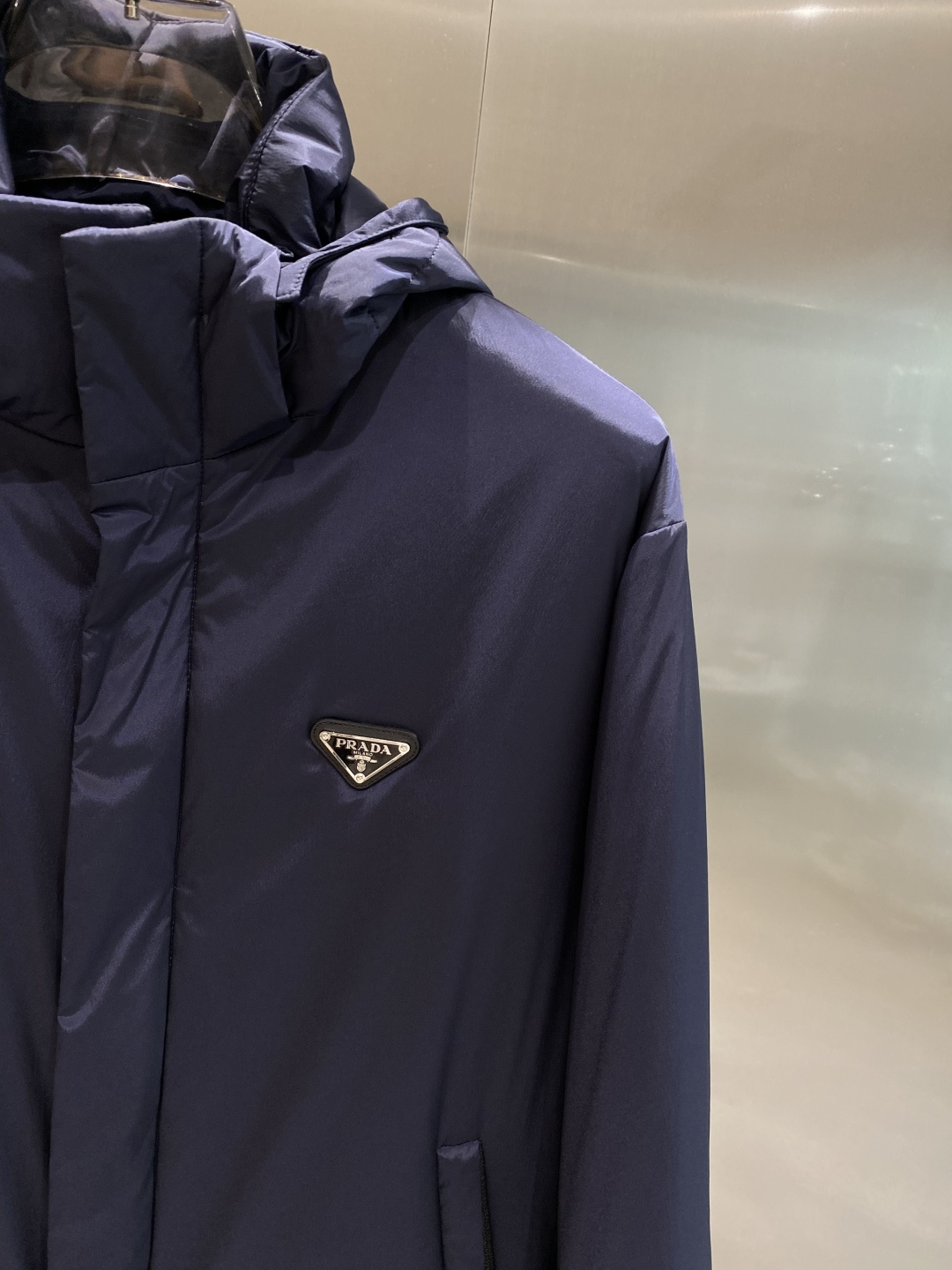 《𝙉𝙚𝙬🤍🖤普家》PRADA2025最新款时尚设计师款棉服外套.处处细节显工艺足够的高级 结构性剪裁的设