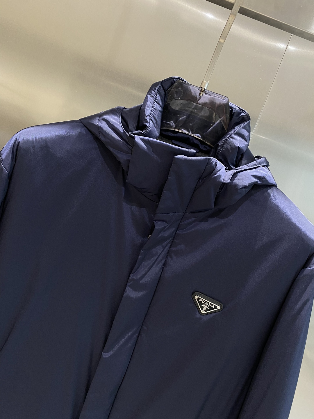 《𝙉𝙚𝙬🤍🖤普家》PRADA2025最新款时尚设计师款棉服外套.处处细节显工艺足够的高级 结构性剪裁的设