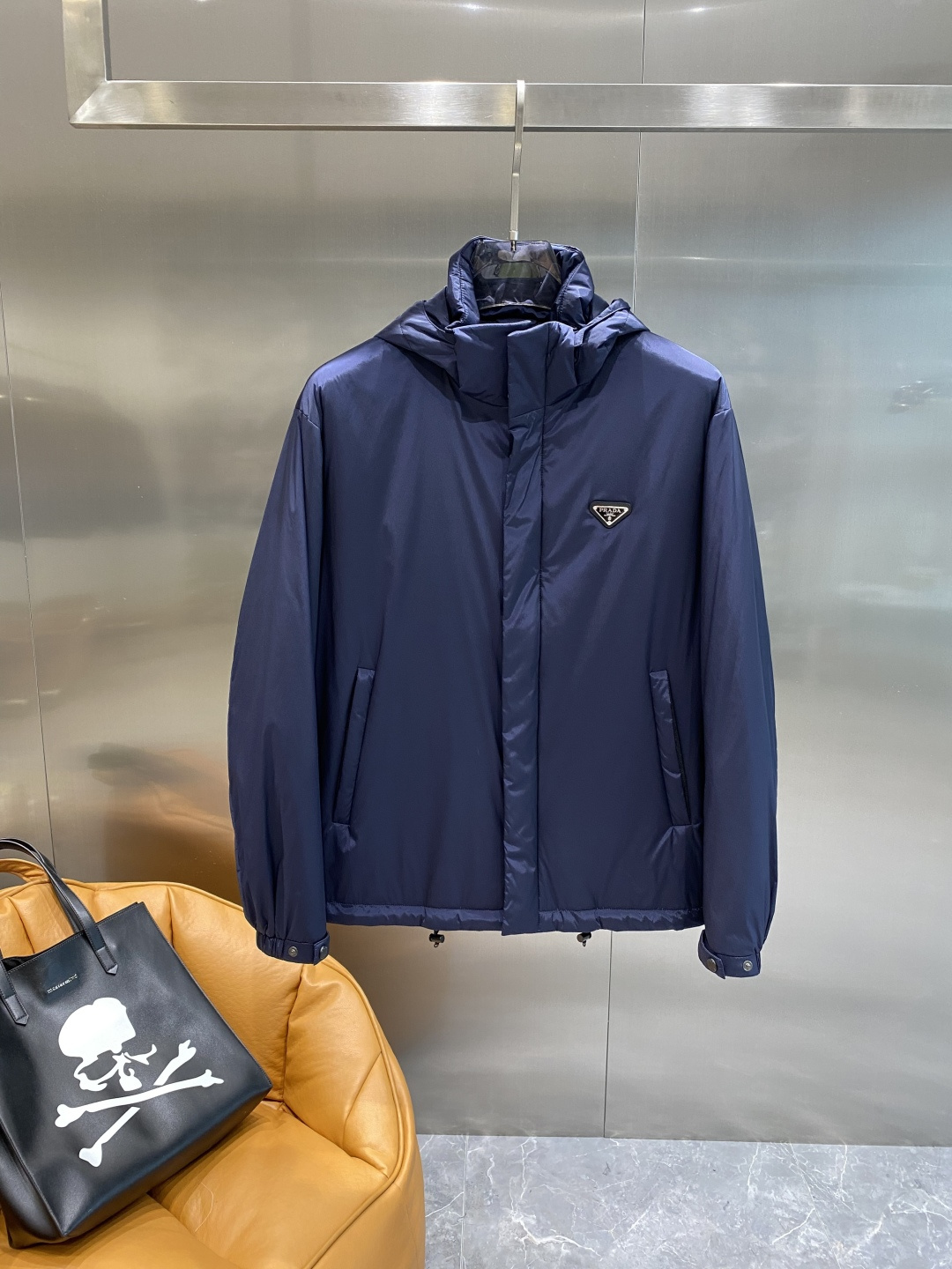 《𝙉𝙚𝙬🤍🖤普家》PRADA2025最新款时尚设计师款棉服外套.处处细节显工艺足够的高级 结构性剪裁的设