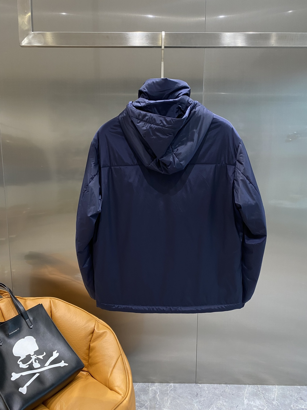 《𝙉𝙚𝙬🤍🖤普家》PRADA2025最新款时尚设计师款棉服外套.处处细节显工艺足够的高级 结构性剪裁的设