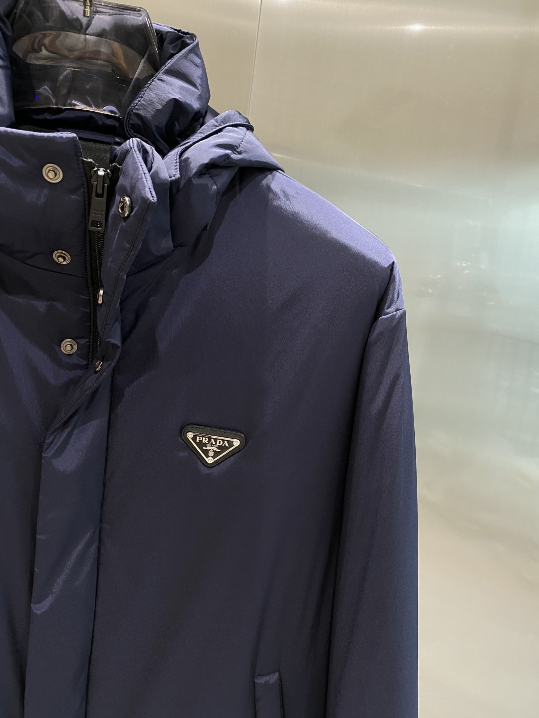 《𝙉𝙚𝙬🤍🖤普家》PRADA2025最新款时尚设计师款棉服外套.处处细节显工艺足够的高级 结构性剪裁的设