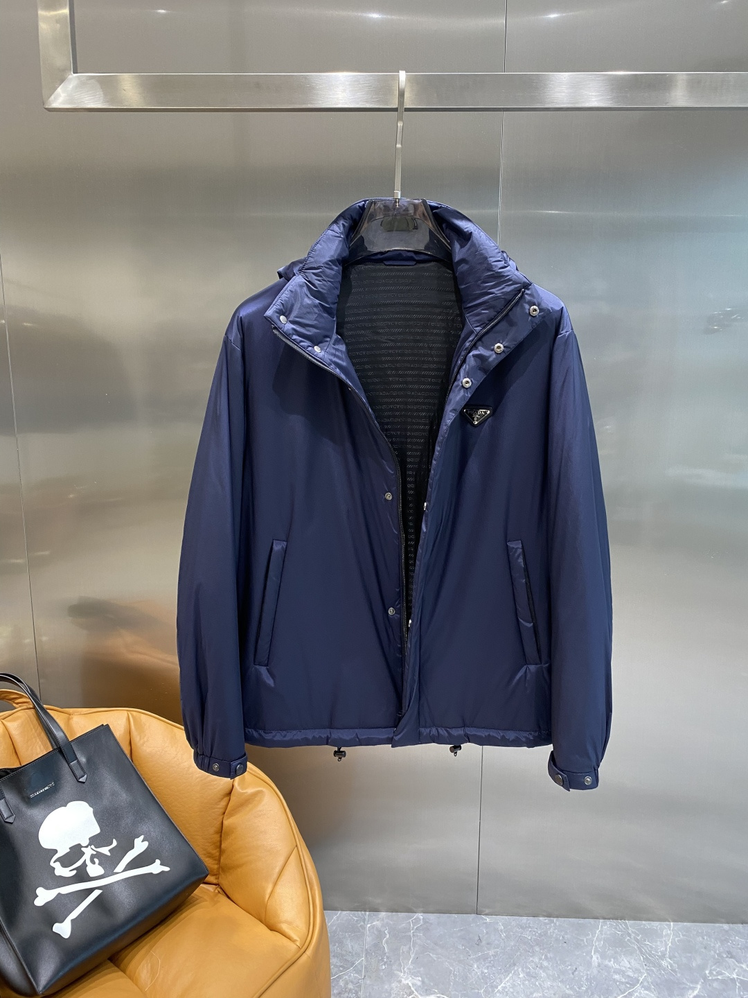 《𝙉𝙚𝙬🤍🖤普家》PRADA2025最新款时尚设计师款棉服外套.处处细节显工艺足够的高级 结构性剪裁的设