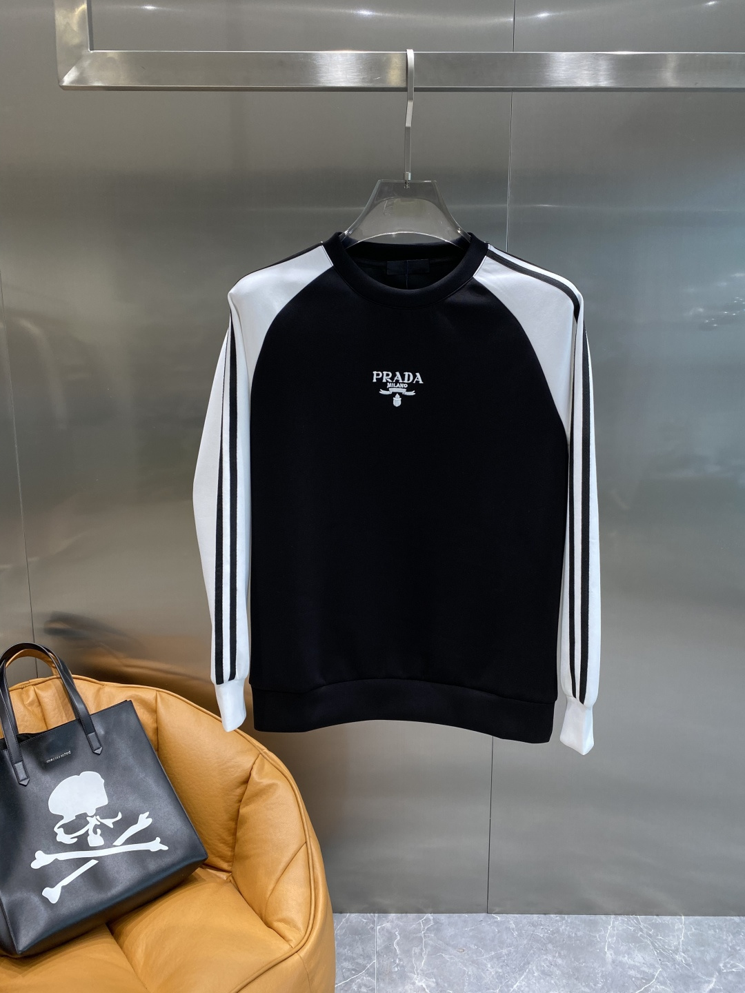 NO:530929,'Pujia' 25 autumn and winter new air layer round neck sweatshirt, front brand logo design, creative reinterpretation of the brand's iconic design, using 400 grams of heavy lysel air layer fabric, its characteristics are soft, transparent, warm, comfortable and breathable, light and drooping, and the quadriple fiber structure makes the fabric not easy to wrinkle, matching collar, cuffs and lower foot ribs; color black, size XS-L the next day, prada, hoodie, sweatshirts, alexander wang19860909《普家》 25秋冬新品空气层 圆领卫衣,正面品牌标识设计,创意重释品牌标志性设计,采用400克重莱赛尔空气层面料,其特性柔透保暖舒适透气性佳、轻盈有垂感、四重纤维构造使得面料不容易产生皱褶,配套衣领、袖口及下脚边罗纹； 颜色黑色、 尺码XS-L隔天,,prada,hoodie,sweatshirts,alexander wang,Men's clothing