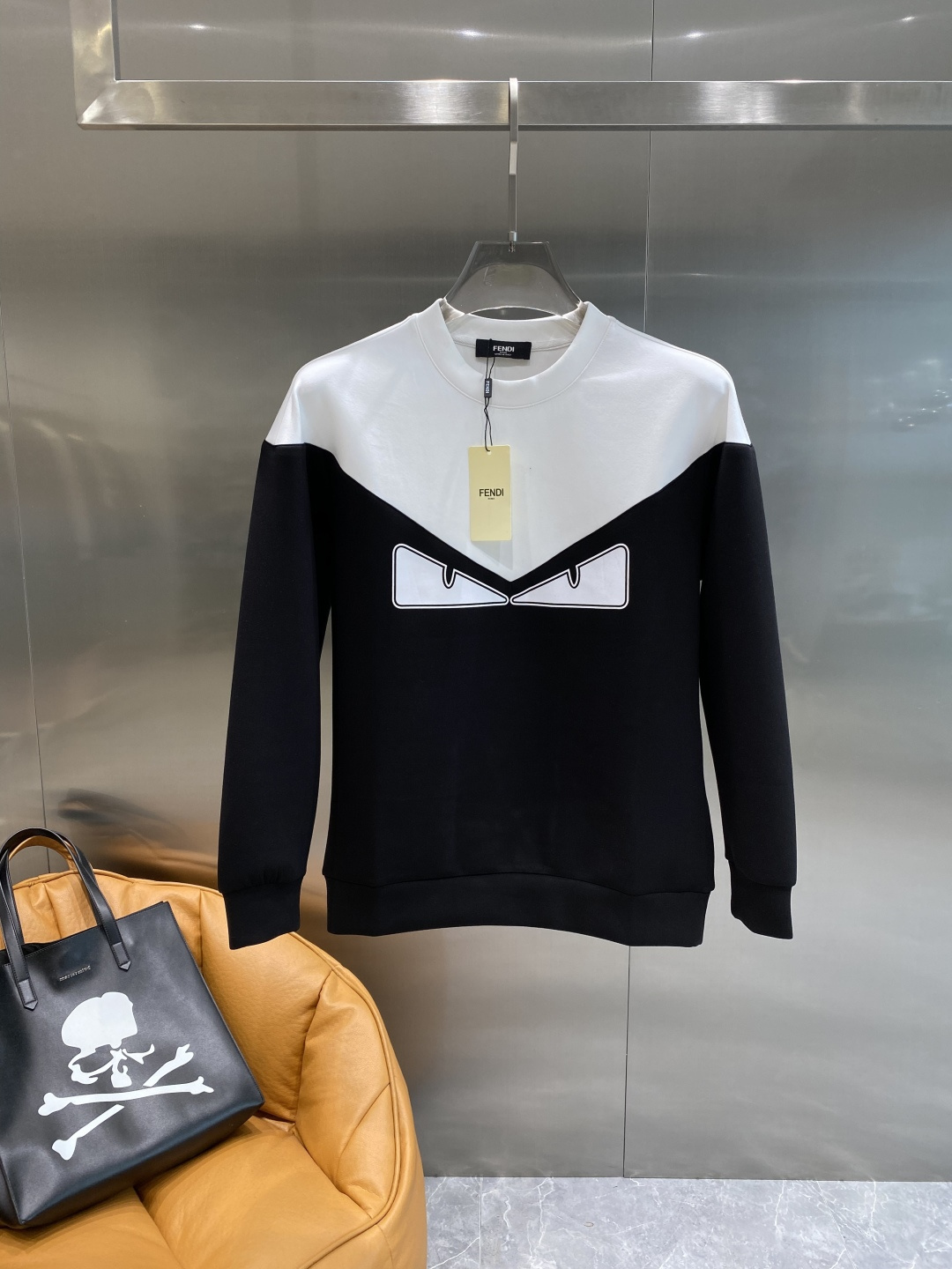 NO:530932,'Fenjia' 25 autumn and winter new air layer round neck sweatshirt, front brand logo design, creative reinterpretation of the brand's iconic design, using 400 grams of heavy lysel air layer fabric, its characteristics are soft, transparent, warm, comfortable and breathable, light and drooping, and the quadriple fiber structure makes the fabric not easy to wrinkle, matching collar, cuffs and lower foot ribs; color black, size XS-L the next day, fendi, hoodie, sweatshirts, alexander wang19860909《芬家》 25秋冬新品空气层 圆领卫衣,正面品牌标识设计,创意重释品牌标志性设计,采用400克重莱赛尔空气层面料,其特性柔透保暖舒适透气性佳、轻盈有垂感、四重纤维构造使得面料不容易产生皱褶,配套衣领、袖口及下脚边罗纹； 颜色黑色、 尺码XS-L隔天,,fendi,hoodie,sweatshirts,alexander wang,Men's clothing