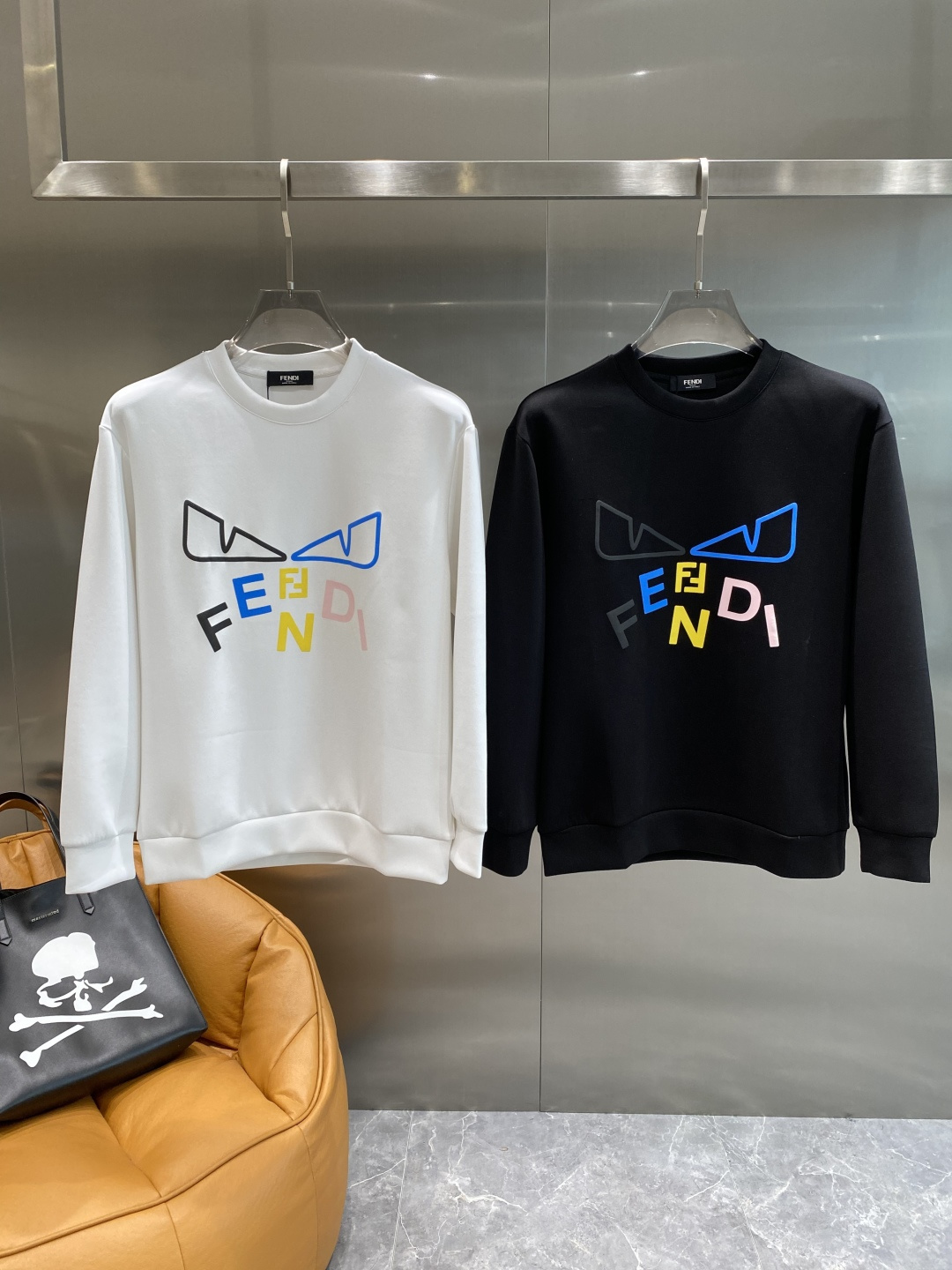 NO:530935,'Fenjia' 25 autumn and winter new air layer round neck sweatshirt, front brand logo design, creative reinterpretation of the brand's iconic design, using 400 grams of heavy lysel air layer fabric, its characteristics are soft, transparent, warm, comfortable and breathable, light and drooping, and the quadriple fiber structure makes the fabric not easy to wrinkle, matching collar, cuffs and lower foot ribs; color black and white Size XS-L the next day, fendi, hoodie, sweatshirts, alexander wang19860909《芬家》 25秋冬新品空气层 圆领卫衣,正面品牌标识设计,创意重释品牌标志性设计,采用400克重莱赛尔空气层面料,其特性柔透保暖舒适透气性佳、轻盈有垂感、四重纤维构造使得面料不容易产生皱褶,配套衣领、袖口及下脚边罗纹； 颜色黑色、白色 尺码XS-L隔天,,fendi,hoodie,sweatshirts,alexander wang,Men's clothing