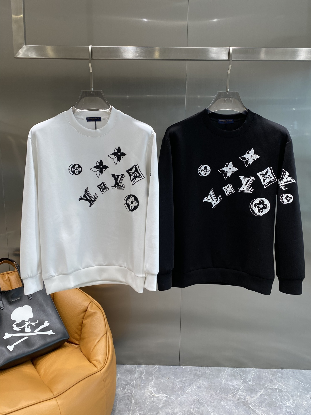 NO:530938,'Donkey Family' 25 autumn and winter new air layer round neck sweatshirt, front brand logo design, creative reinterpretation of the brand's iconic design, using 400 grams of heavy lyesel air layer fabric, its characteristics are soft, transparent, warm, comfortable and breathable, light and drooping, and the quadruple fiber structure makes the fabric not easy to wrinkle, matching collar, cuffs and lower foot ribbed; color black and white Size XS-L the next day,,louis vuitton,louis vuitton,hoodie,sweatshirts,alexander wang19860909《驴家》 25秋冬新品空气层 圆领卫衣,正面品牌标识设计,创意重释品牌标志性设计,采用400克重莱赛尔空气层面料,其特性柔透保暖舒适透气性佳、轻盈有垂感、四重纤维构造使得面料不容易产生皱褶,配套衣领、袖口及下脚边罗纹； 颜色黑色、白色 尺码XS-L隔天,,louis vuitton,louis vuitton,hoodie,sweatshirts,alexander wang,Men's clothing