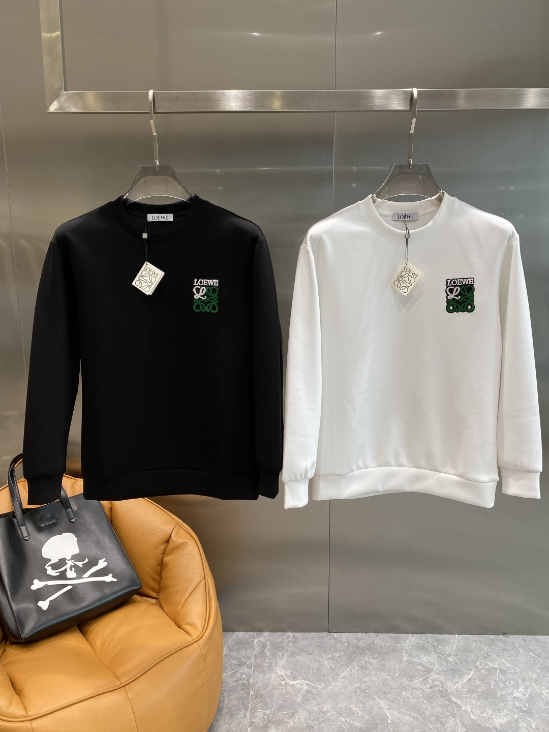 NO:530944,'Luo Family' 25 autumn and winter new air layer round neck sweatshirt, front brand logo design, creative reinterpretation of the brand's iconic design, using 400 grams of heavy lysel air layer fabric, its characteristics are soft, transparent, warm, comfortable and breathable, light and drooping, and the quadruple fiber structure makes the fabric not easy to wrinkle, matching collar, cuffs and ribbed edges of the feet; color black and white Size XS-L the next day, loewe, hoodie, sweatshirts, alexander wang19860909《罗家》 25秋冬新品空气层 圆领卫衣,正面品牌标识设计,创意重释品牌标志性设计,采用400克重莱赛尔空气层面料,其特性柔透保暖舒适透气性佳、轻盈有垂感、四重纤维构造使得面料不容易产生皱褶,配套衣领、袖口及下脚边罗纹； 颜色黑色、白色 尺码XS-L隔天,,loewe,hoodie,sweatshirts,alexander wang,Men's clothing