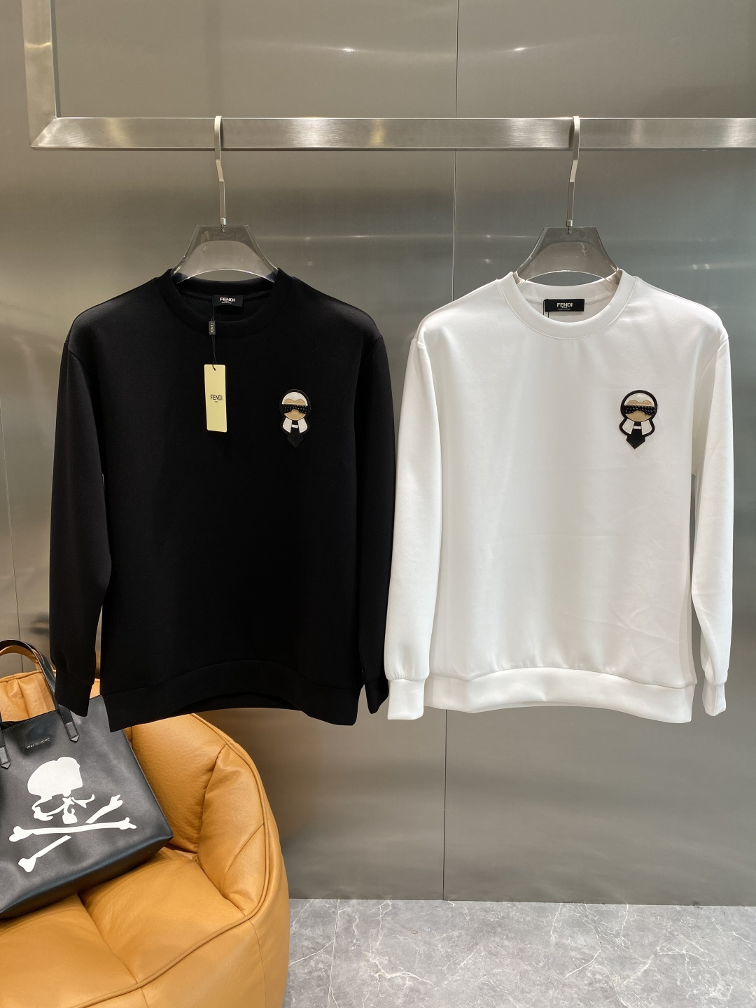 NO:530947,'Fenjia' 25 autumn and winter new air layer round neck sweatshirt, front brand logo design, creative reinterpretation of the brand's iconic design, using 400 grams of heavy lysel air layer fabric, its characteristics are soft, transparent, warm, comfortable and breathable, light and drooping, and the quadriple fiber structure makes the fabric not easy to wrinkle, matching collar, cuffs and lower foot ribs; color black and white Size XS-L the next day, fendi, hoodie, sweatshirts, alexander wang19860909《芬家》 25秋冬新品空气层 圆领卫衣,正面品牌标识设计,创意重释品牌标志性设计,采用400克重莱赛尔空气层面料,其特性柔透保暖舒适透气性佳、轻盈有垂感、四重纤维构造使得面料不容易产生皱褶,配套衣领、袖口及下脚边罗纹； 颜色黑色、白色 尺码XS-L隔天,,fendi,hoodie,sweatshirts,alexander wang,Men's clothing