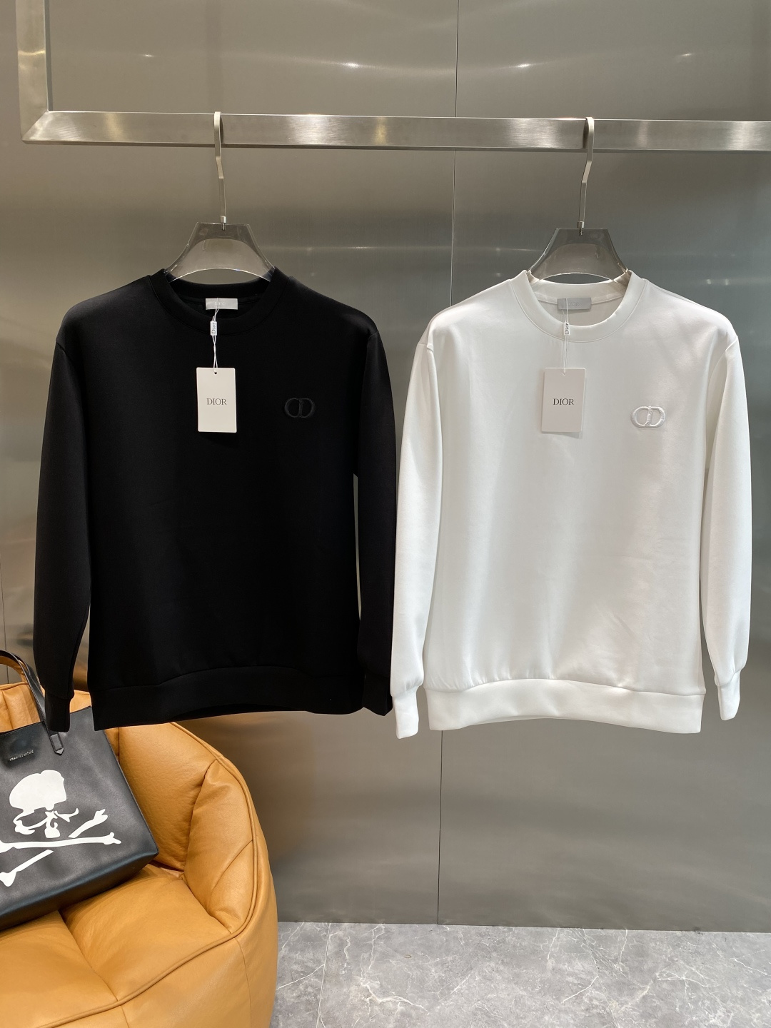 NO:530930,'Dijia' 25 autumn and winter new air layer round neck sweatshirt, front brand logo design, creative reinterpretation of the brand's iconic design, using 400 grams of heavy lysel air layer fabric, its characteristics are soft, transparent, warm, comfortable and breathable, light and drooping, and the quadriple fiber structure makes the fabric not easy to wrinkle, matching collar, cuffs and lower foot ribbed; color black and white Size XS-L the next day, dior, hoodie, sweatshirts, alexander wang19860909《迪家》 25秋冬新品空气层 圆领卫衣,正面品牌标识设计,创意重释品牌标志性设计,采用400克重莱赛尔空气层面料,其特性柔透保暖舒适透气性佳、轻盈有垂感、四重纤维构造使得面料不容易产生皱褶,配套衣领、袖口及下脚边罗纹； 颜色黑色、白色 尺码XS-L隔天,,dior,hoodie,sweatshirts,alexander wang,Men's clothing