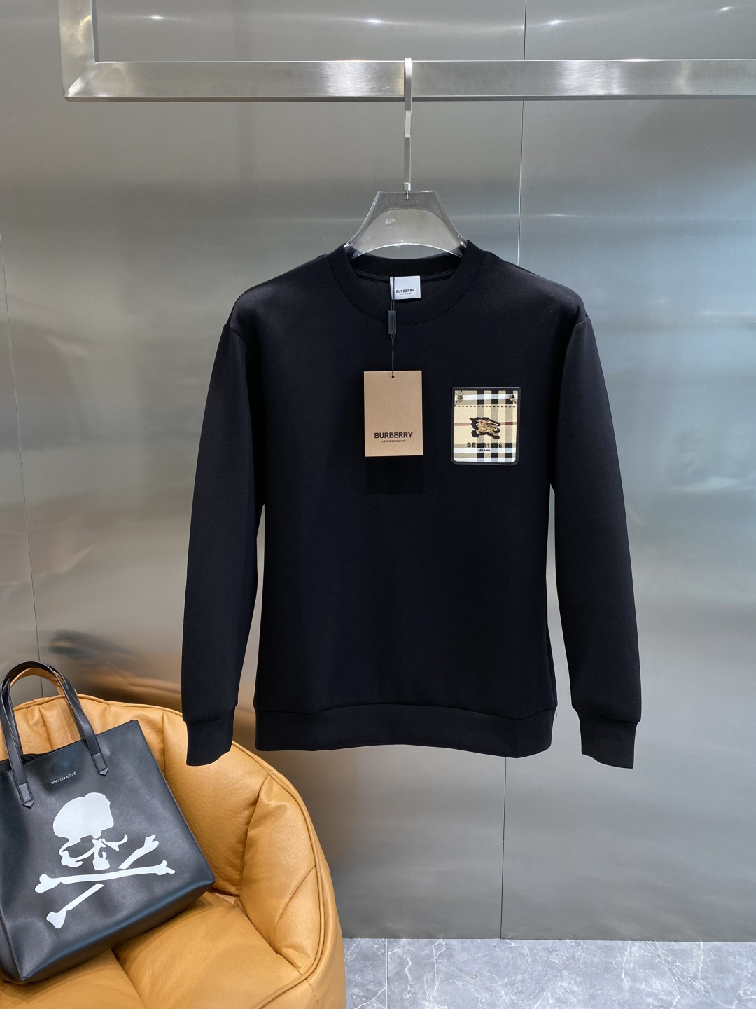 《𝙉𝙚𝙬🤍🖤巴家》25秋冬新品空气层 圆领卫衣，正面品牌标识设计，创意重释品牌标志性设计，采用400克重