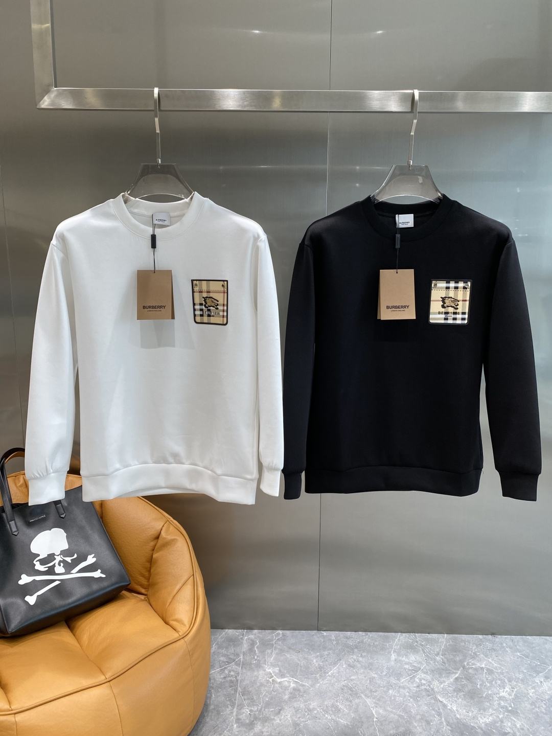 NO:530956,'Bajia' 25 autumn and winter new air layer round neck sweatshirt, front brand logo design, creative reinterpretation of the brand's iconic design, using 400 grams of heavy lysel air layer fabric, its characteristics are soft, transparent, warm, comfortable and breathable, light and drooping, and the quadruple fiber structure makes the fabric not easy to wrinkle, matching collar, cuffs and ribbed edges of the feet; color black and white Size XS-L the next day, burberry, hoodie, sweatshirts, alexander wang19860909《巴家》 25秋冬新品空气层 圆领卫衣,正面品牌标识设计,创意重释品牌标志性设计,采用400克重莱赛尔空气层面料,其特性柔透保暖舒适透气性佳、轻盈有垂感、四重纤维构造使得面料不容易产生皱褶,配套衣领、袖口及下脚边罗纹； 颜色黑色、白色 尺码XS-L隔天,,burberry,hoodie,sweatshirts,alexander wang,Men's clothing