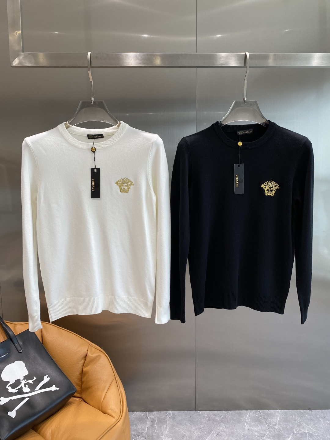 NO:530936,'Fan Jia' 2025 autumn and winter new sweater High-quality Italian imported fabric, high-density knitted, fashionable and versatile sweater, very handsome. Classic Logo logo is more durable and less likely to deform. The counter style and various styles can be easily held. The classic and fashionable style that you are sought after has become popular all over the world!  Code number M-3XL the next day, sweaters, alexander wang19860909《范家》 2025秋冬新款毛衣 高品质意大利进口面料,高密度针织,时尚百搭毛衣,帅气十足.经典Logo标志 更耐穿更加不易变形,专柜版型,各种风格都能轻松Hold住,追捧的经典时尚款 已经风靡全球！码数M-3XL隔天,,sweaters,alexander wang,Men's clothing