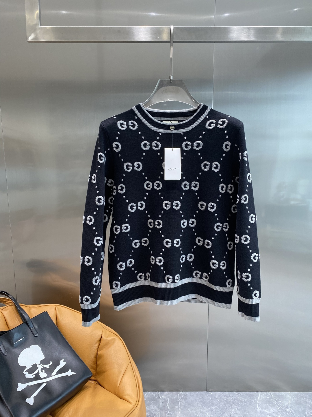 NO:530939,'Guqi' 2025 autumn and winter new sweater High-quality Italian imported fabric, high-density knitted, fashionable and versatile sweater, very handsome. Classic Logo logo is more durable and less likely to deform. The counter style and various styles can be easily held. The classic and fashionable style that you are sought after has become popular all over the world!  Code number M-3XL the next day, sweaters, alexander wang19860909《古奇》 2025秋冬新款毛衣 高品质意大利进口面料,高密度针织,时尚百搭毛衣,帅气十足.经典Logo标志 更耐穿更加不易变形,专柜版型,各种风格都能轻松Hold住,追捧的经典时尚款 已经风靡全球！码数M-3XL隔天,,sweaters,alexander wang,Men's clothing