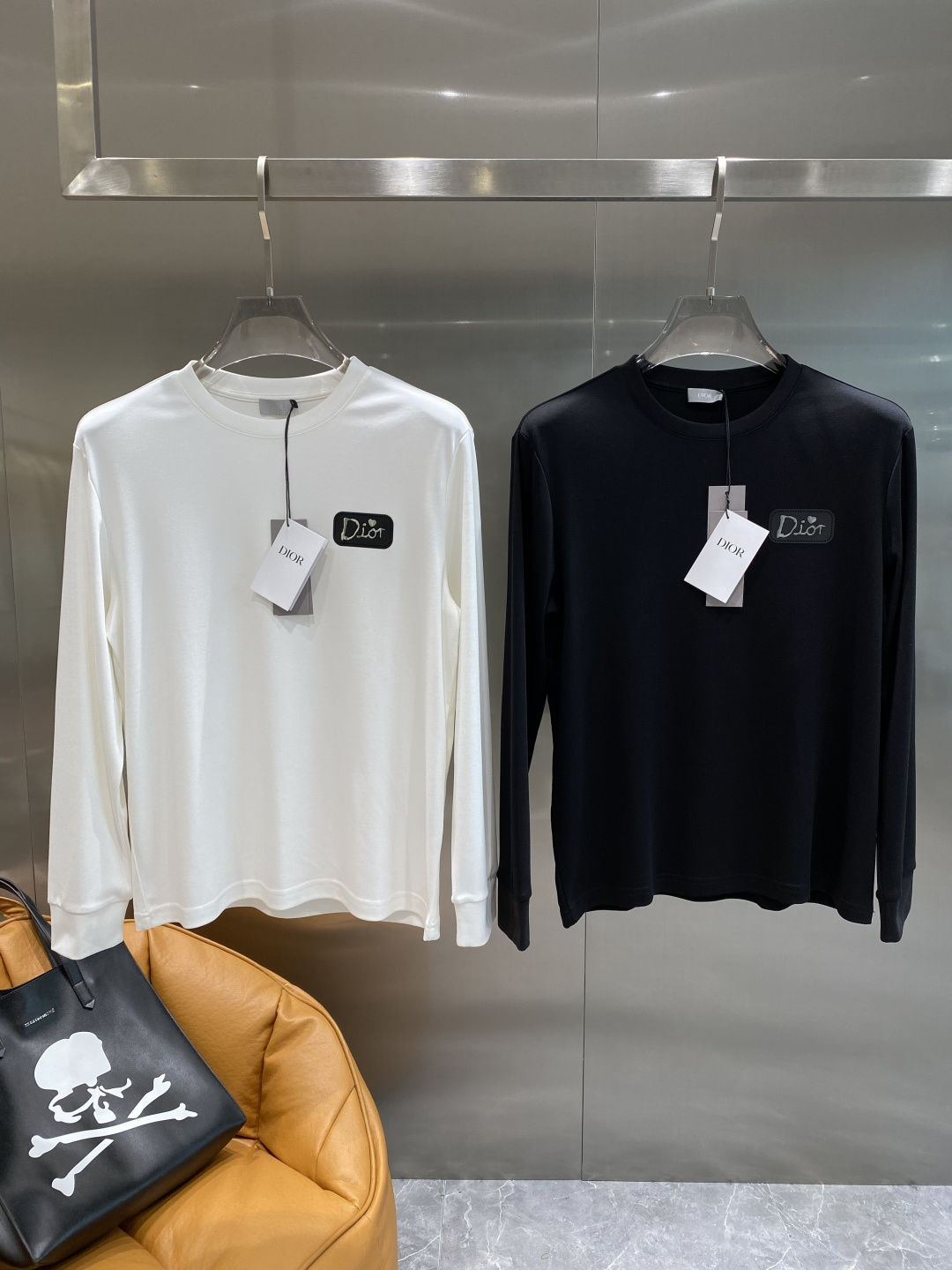 NO:530928,'Dijia' New trade order round neck long-sleeved base shirt long-sleeved T-shirt Internet celebrity style!  The upper body is comfortable and breathable, and the overall body has a rich three-dimensional sense. Quality export orders meet the simple needs of commuters for dressing. The upper body is very effective, it looks slim and does not picky about the figure. The fabric workmanship... Improper, good craftsmanship can make a good taste, a must-have item for people handwriting. Number of S-3XL the next day, dior,tees, t-shirt, alexander wang19860909《迪家》 新款贸易订单圆领长袖打底衫长袖T恤网红款！上身舒适透气,整体有着丰富的立体感,品质出口订单,满足通勤人们对于着装的简约需求,上身效果很好,显瘦,不挑剔身材.面料做工....无可挑剔,好工艺好面料才能穿出好品味一款,人手必备单品 码数S-3XL隔天,,dior,tees，t-shirt,alexander wang,Men's clothing