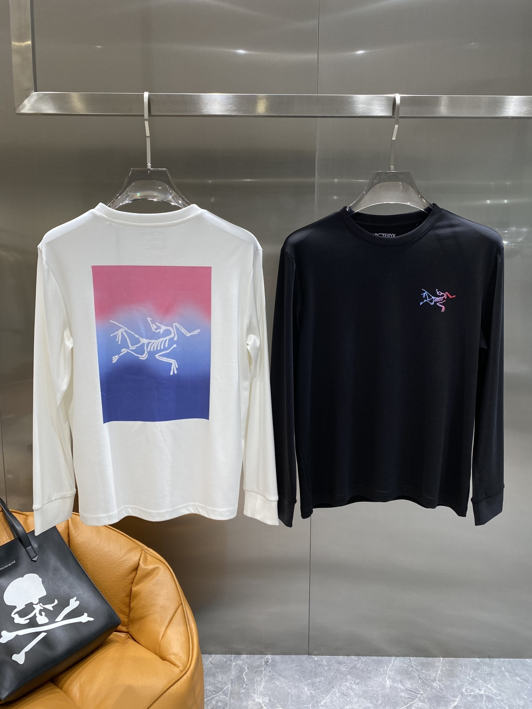 NO:530922,'Bird Home' 2025ss autumn new product, long-sleeved T-shirt, classic logo design, versatile model, released simultaneously on the official website. Customized fabrics are soft and delicate, with a very high skin-friendly feel, perfectly interpreting the brand's fashion trend!  Men’s wardrobe are indispensable, and they are low-key designs and must-haves. Dears, please buy them quickly!  S-XXXL the next day, jil sander,tees,t-shirt,alexander wang19860909《鸟家》 2025ss秋季新品 长袖T恤,经典Logo设计,百搭款 官网同步发售 定制面料,柔软细腻,亲肤感极高,完美诠释出品牌的时尚潮流！男人的衣柜都少不了基础 是低调的设计 必备款,亲们赶紧入手！码数S-XXXL隔天,,jil sander,tees，t-shirt,alexander wang,Men's clothing