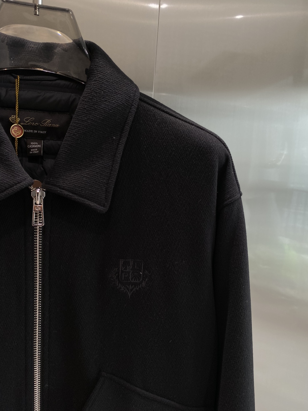 《𝙉𝙚𝙬🤍🖤lP🆕家》2025新款翻领夹克羽绒鹅绒 外套。采用定制羊绒➕醋纤➕环保聚酯纤维➕氨纶混纺面料