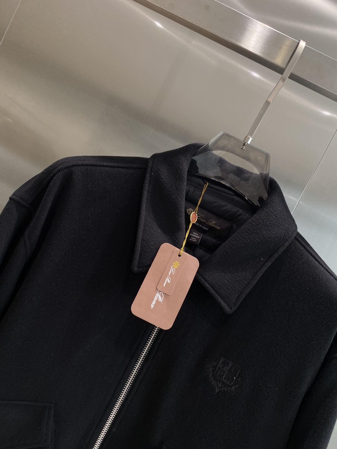 《𝙉𝙚𝙬🤍🖤lP🆕家》2025新款翻领夹克羽绒鹅绒 外套。采用定制羊绒➕醋纤➕环保聚酯纤维➕氨纶混纺面料