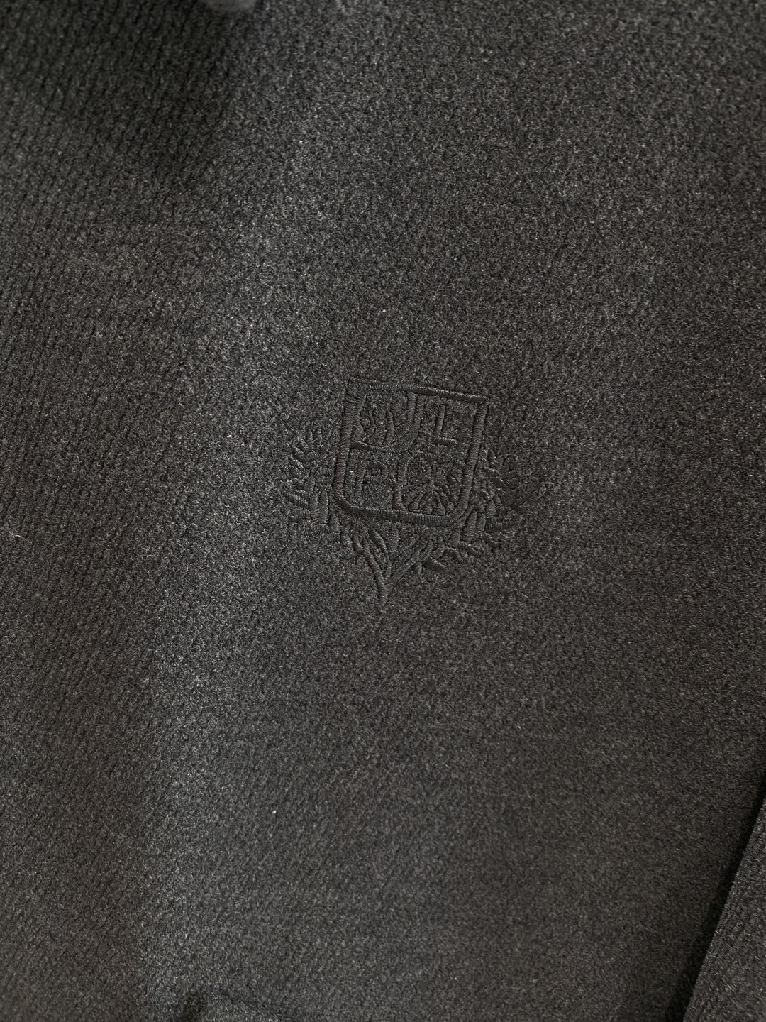 《𝙉𝙚𝙬🤍🖤lP🆕家》2025新款翻领夹克羽绒鹅绒 外套。采用定制羊绒➕醋纤➕环保聚酯纤维➕氨纶混纺面料