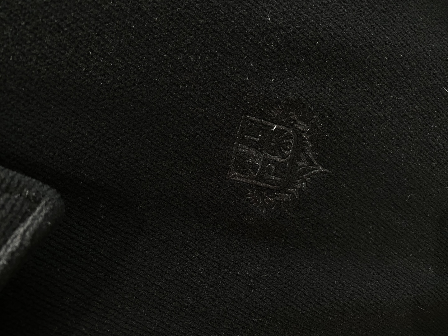 《𝙉𝙚𝙬🤍🖤lP🆕家》2025新款翻领夹克羽绒鹅绒 外套。采用定制羊绒➕醋纤➕环保聚酯纤维➕氨纶混纺面料
