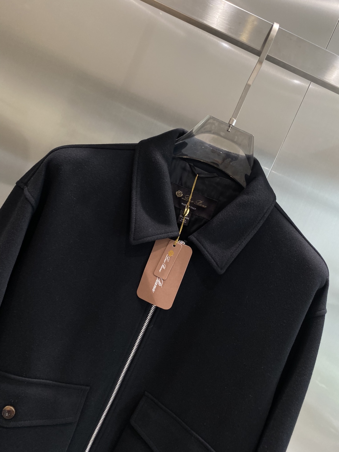 《𝙉𝙚𝙬🤍🖤lP🆕家》2025新款翻领夹克外套。采用定制羊绒➕醋纤➕环保聚酯纤维➕氨纶混纺面料，软糯细腻