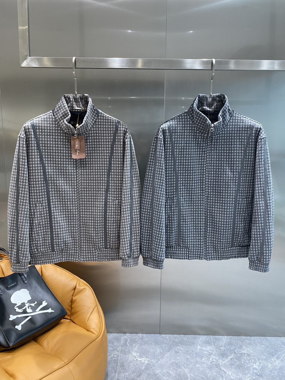 NO:530931,'LP' 25ss Early Autumn [New Product] Gooseblade Jacket Jacket Popular, New casual and fashionable jacket for autumn and winter counter!  Super avant-garde design style, delicate, comfortable and multi-craftsmanship. The overall design is quite visual, the upper body is casual and stylish, with a certain degree of clarity, absolutely recommended to be at the most cutting-edge fashion temperament, a must-have for urban leisure. The next day, loro piano, jackets & coats, jackets & coats, alexander wang19860909《LP》 25ss早秋【新品】鹅绒夹克外套爆款 秋冬专柜新款休闲时尚夹克外套！超前卫设计风格 细腻舒适多重重工艺 整体的设计颇具视觉感,上身休闲有型,有一定的挺括度,绝对走在时尚最尖端的气质感推荐,都市休闲必备.码数M-3XL隔天,,loro piana,jackets & coats,jackets & coats,alexander wang,Men's clothing