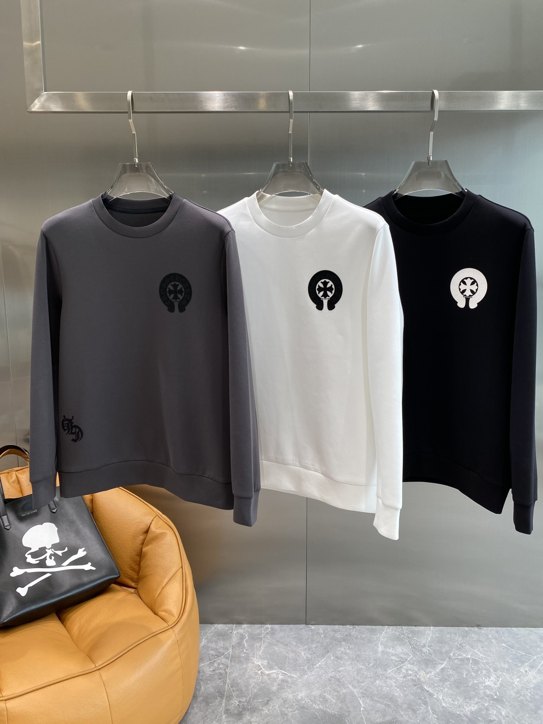 《𝙉𝙚𝙬🤍🖤克罗心》25秋冬新品空气层 圆领卫衣，正面品牌标识设计，创意重释品牌标志性设计，采用400克