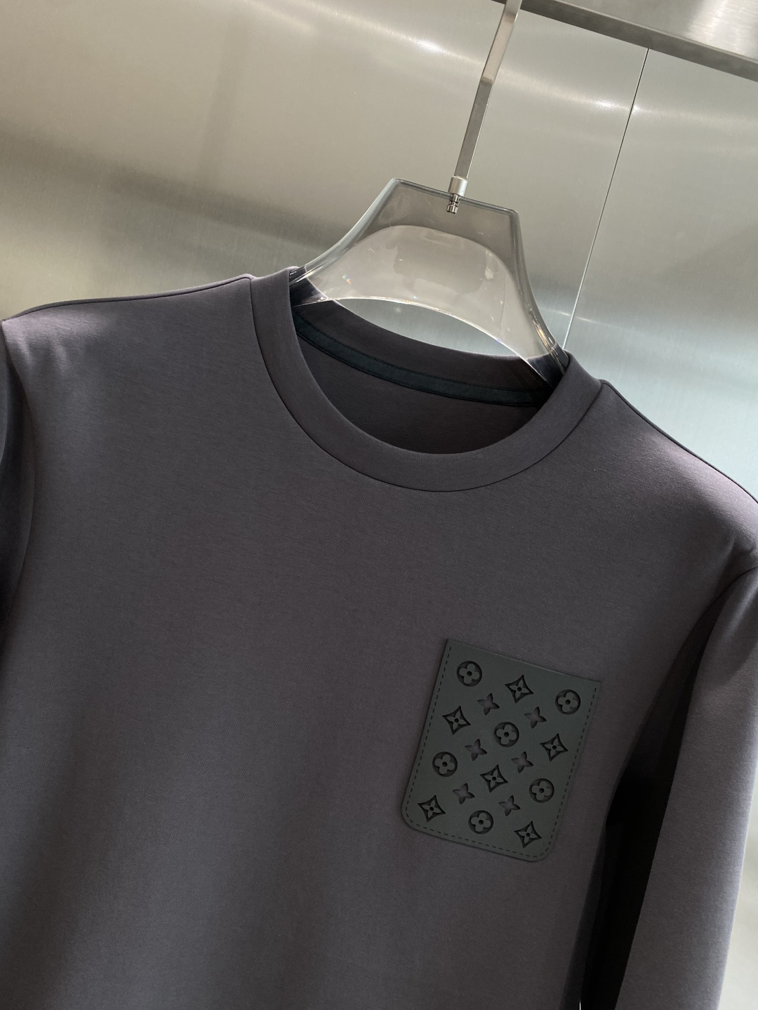 《𝙉𝙚𝙬🤍🖤LV》25秋冬新品空气层 圆领卫衣，正面品牌标识设计，创意重释品牌标志性设计，采用400克重