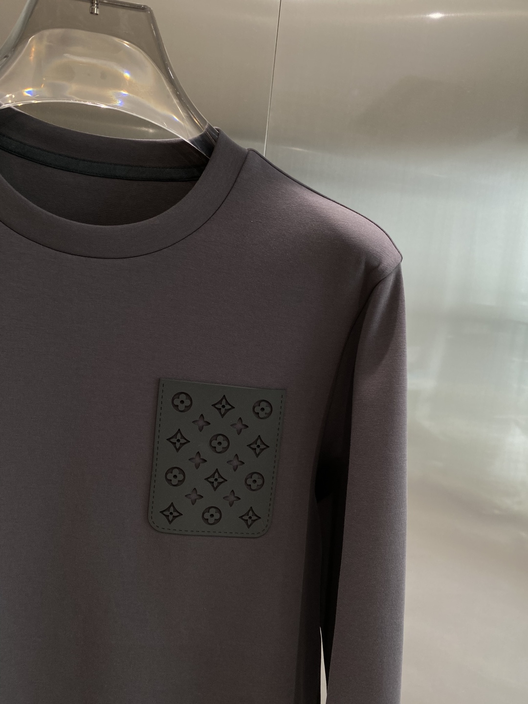 《𝙉𝙚𝙬🤍🖤LV》25秋冬新品空气层 圆领卫衣，正面品牌标识设计，创意重释品牌标志性设计，采用400克重