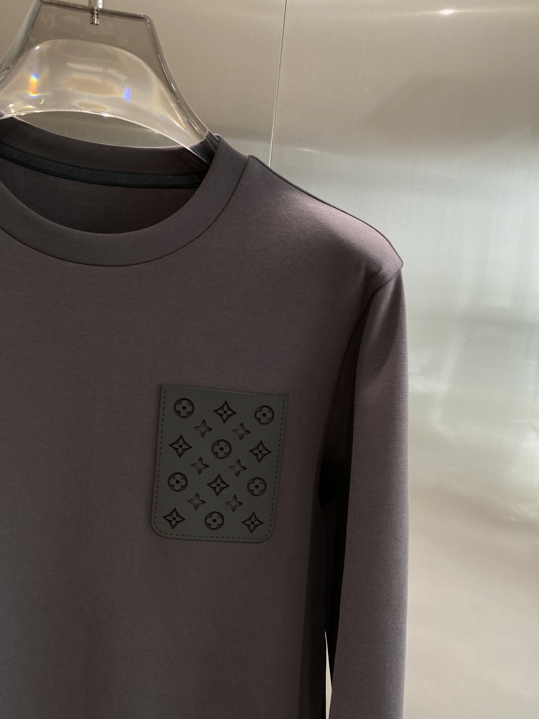 《𝙉𝙚𝙬🤍🖤LV》25秋冬新品空气层 圆领卫衣，正面品牌标识设计，创意重释品牌标志性设计，采用400克重