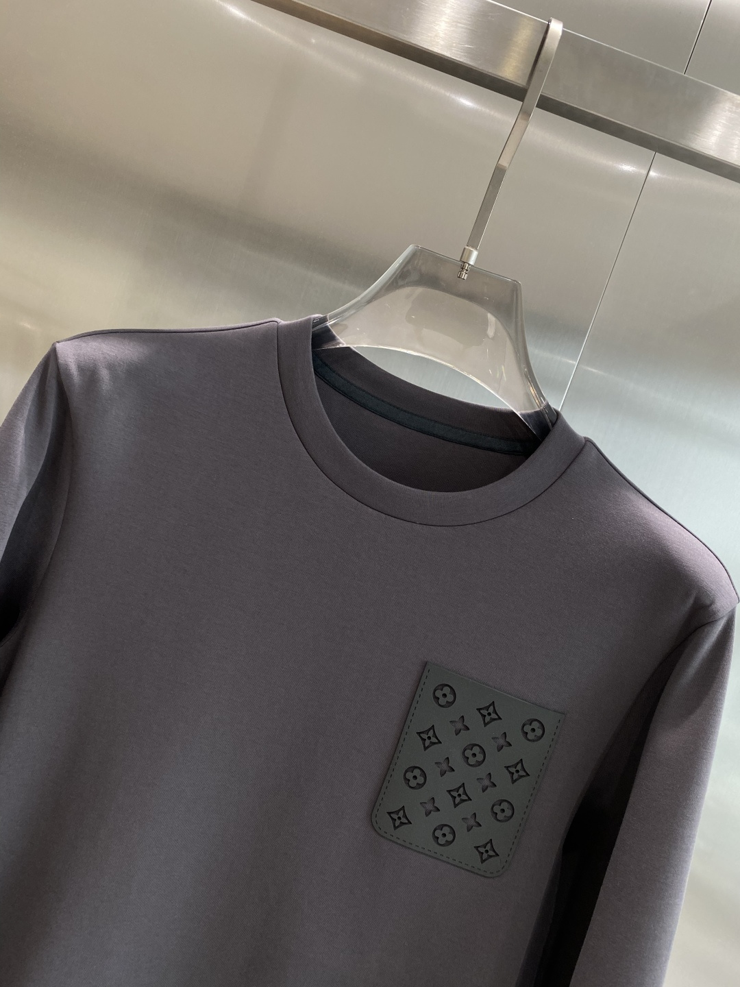 《𝙉𝙚𝙬🤍🖤LV》25秋冬新品空气层 圆领卫衣，正面品牌标识设计，创意重释品牌标志性设计，采用400克重