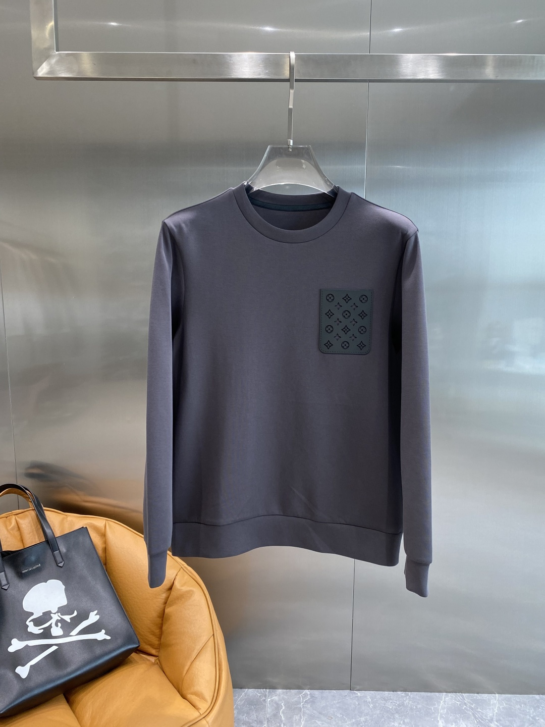 《𝙉𝙚𝙬🤍🖤LV》25秋冬新品空气层 圆领卫衣，正面品牌标识设计，创意重释品牌标志性设计，采用400克重