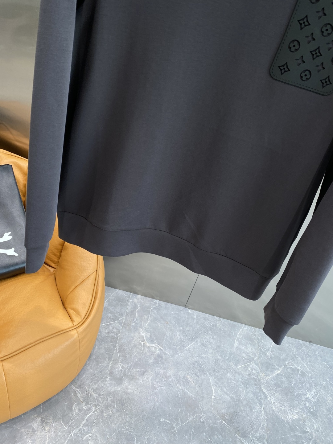 《𝙉𝙚𝙬🤍🖤LV》25秋冬新品空气层 圆领卫衣，正面品牌标识设计，创意重释品牌标志性设计，采用400克重