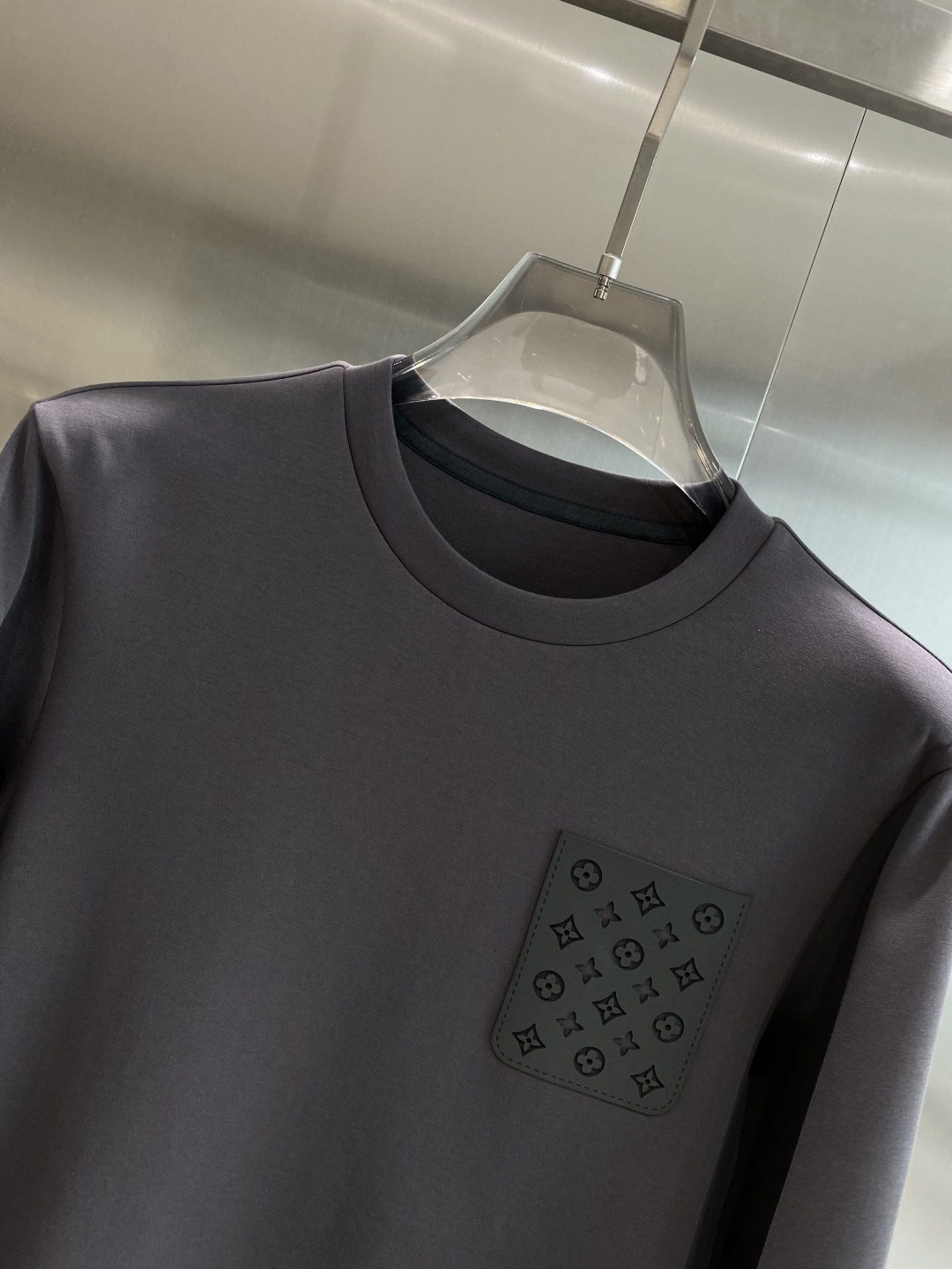 《𝙉𝙚𝙬🤍🖤LV》25秋冬新品空气层 圆领卫衣，正面品牌标识设计，创意重释品牌标志性设计，采用400克重